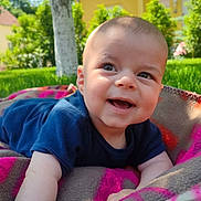 Nino participe au concours pour gagner de l'argent avec cette photo : baby, blanket, blue_shirt, cheerful, child, crawling, cute, daylight, face, grass, greenery, happy, house, infant, nature, outdoor, portrait, smiling, sunlight, tree