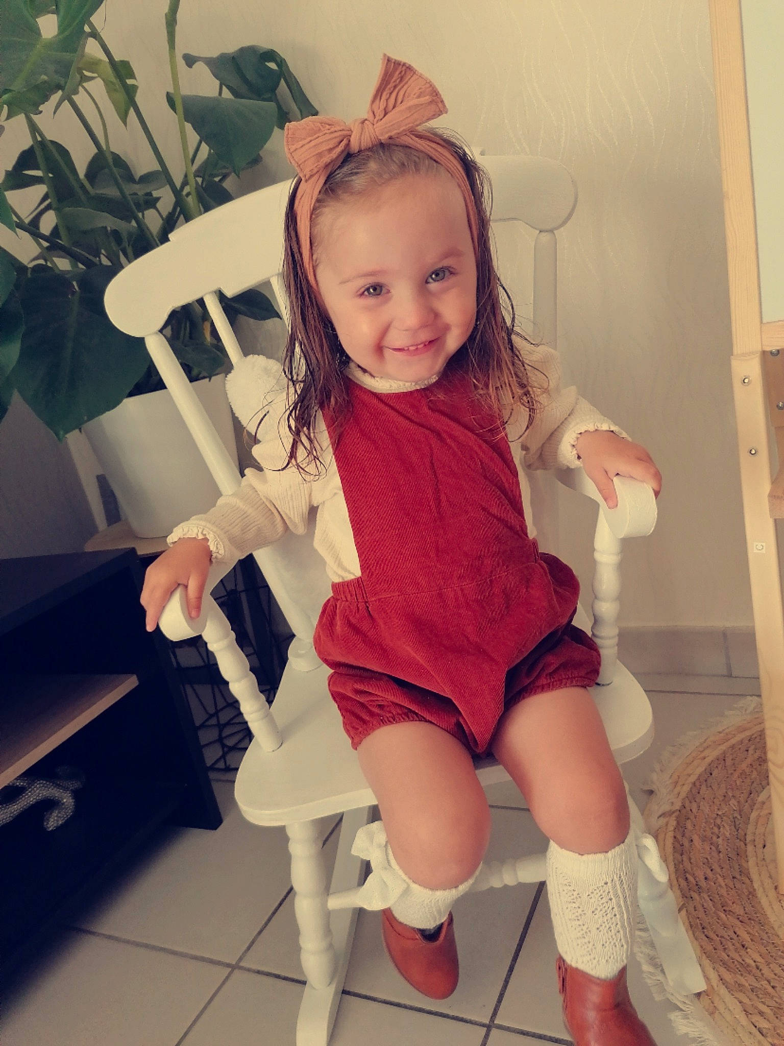 Eléna a rejoint le concours — aidez-le/la à gagner de superbes lots ! comfort, cool, eye, face, finger, flash_photography, happy, head, human_body, joint, joy, knee, leg, neck, person, plant, shoulder, skin, smile, thigh