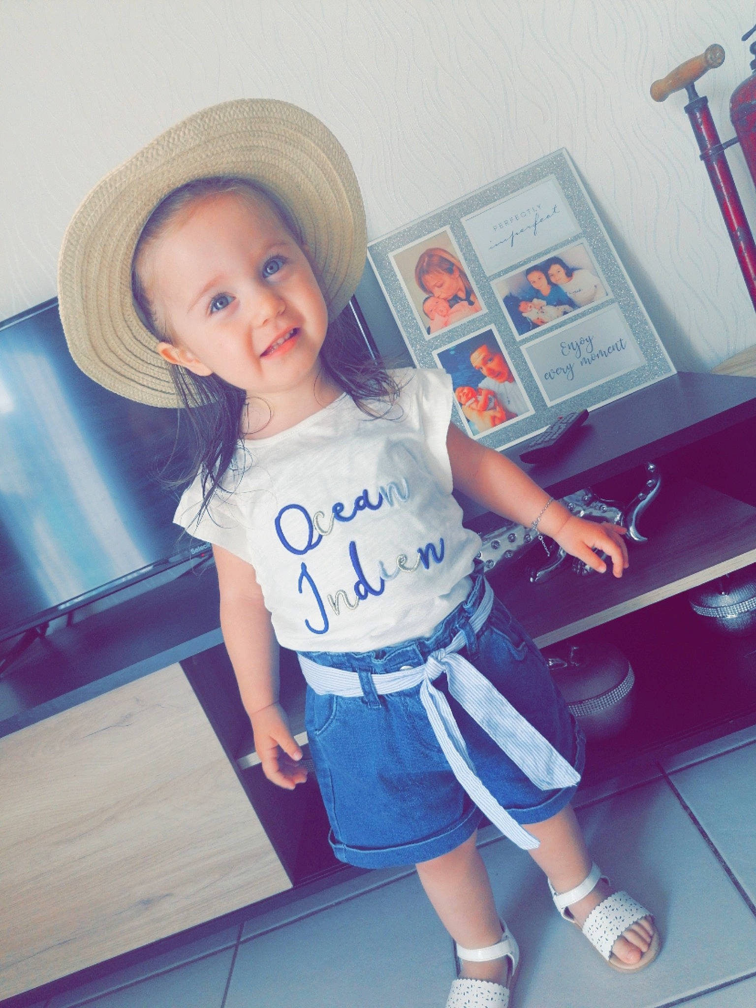 Elena a rejoint le concours — aidez-le/la à gagner de superbes lots ! blurred, child, cool, electric_blue, fashion_accessory, flooring, fun, happy, hat, human_leg, joy, leisure, person, shorts, shoulder, sleeve, smile, sportswear, t_shirt, thigh