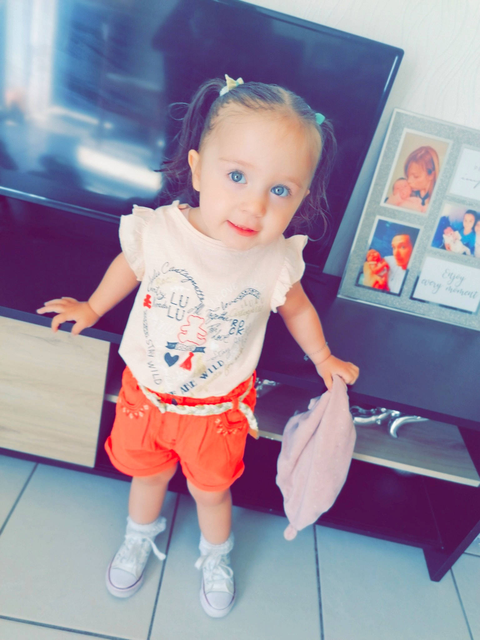Elena participe au concours pour gagner de l'argent avec cette photo : baby_toddler_clothing, child, electric_blue, flooring, fun, happy, human_leg, joint, knee, leisure, person, sandal, shoe, shorts, shoulder, sitting, sleeve, standing, t_shirt, thigh