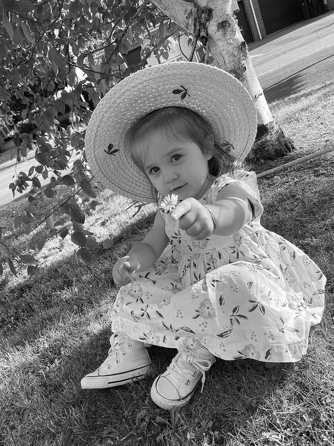 Elena a rejoint le concours — aidez-le/la à gagner de superbes lots ! baby, baby_toddler_clothing, black_and_white, costume_hat, dress, fun, grass, happy, hat, headgear, monochrome, monochrome_photography, pattern, people_in_nature, person, plant, smile, style, sun_hat, toddler