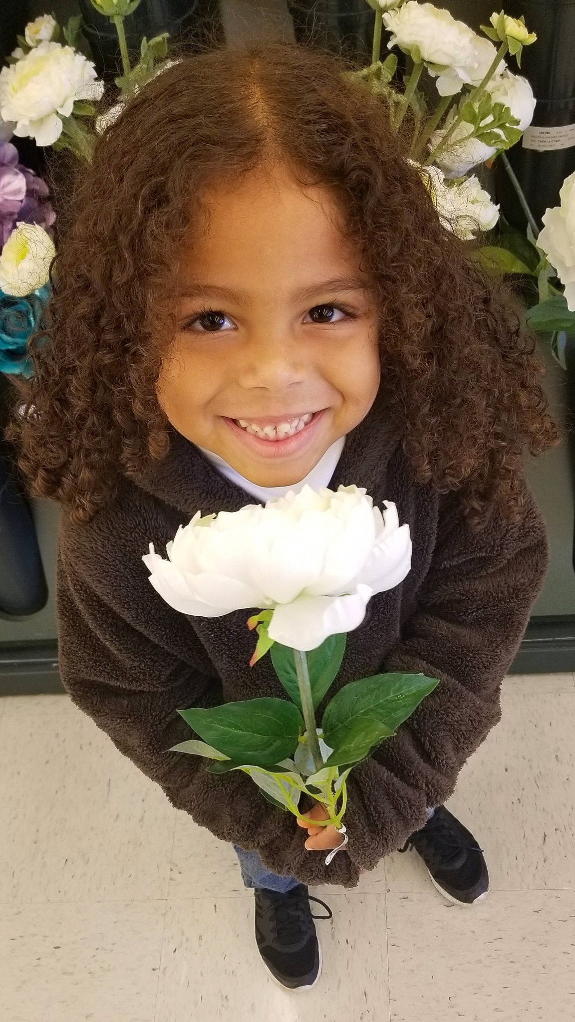 Deklyn is registered to the contest to win money with this photo: botany, bouquet, child, child_model, cut_flowers, floral_design, floristry, flower, flower_arranging, flowering_plant, gardenia, joy, person, petal, plant, smile