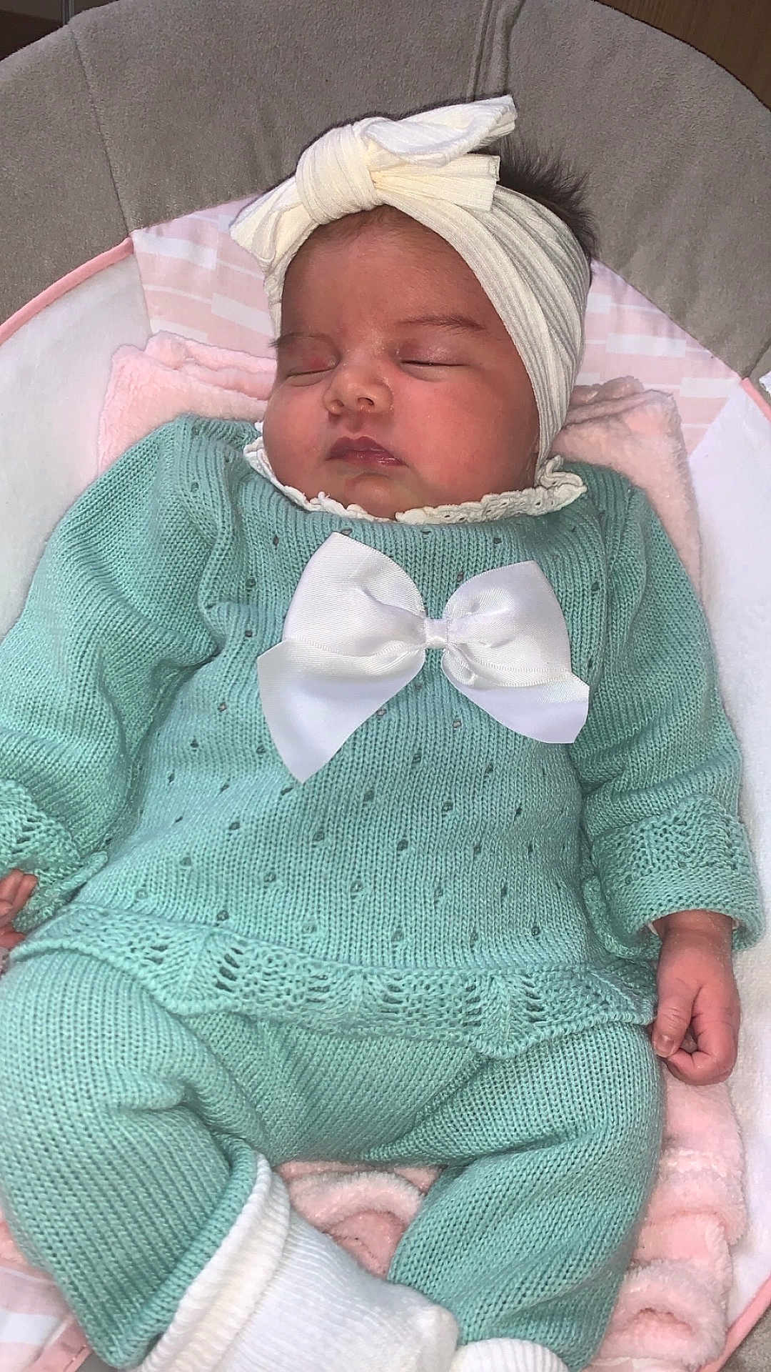 émy a rejoint le concours — aidez-le/la à gagner de superbes lots ! baby, newborn, sleeping, infant, headband, white_bow, knit_outfit, mint_color, blanket, bassinet, cushion, closed_eyes, rosy_cheeks, sock, hand, legs, portrait, indoors, cozy, peaceful