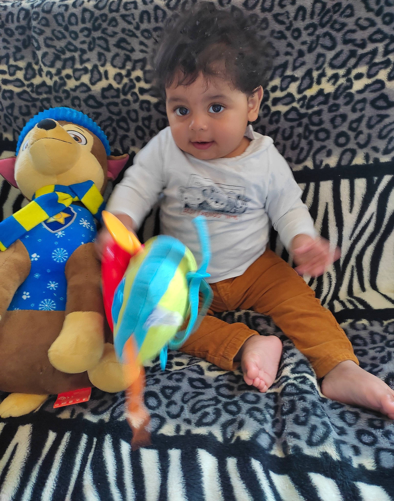 Arslan a rejoint le concours — aidez-le/la à gagner de superbes lots ! baby, baby_toddler_clothing, blue, cheek, child, eye, face, finger, fun, hand, happy, human_body, leg, leisure, person, pink, product, skin, sleeve, toddler