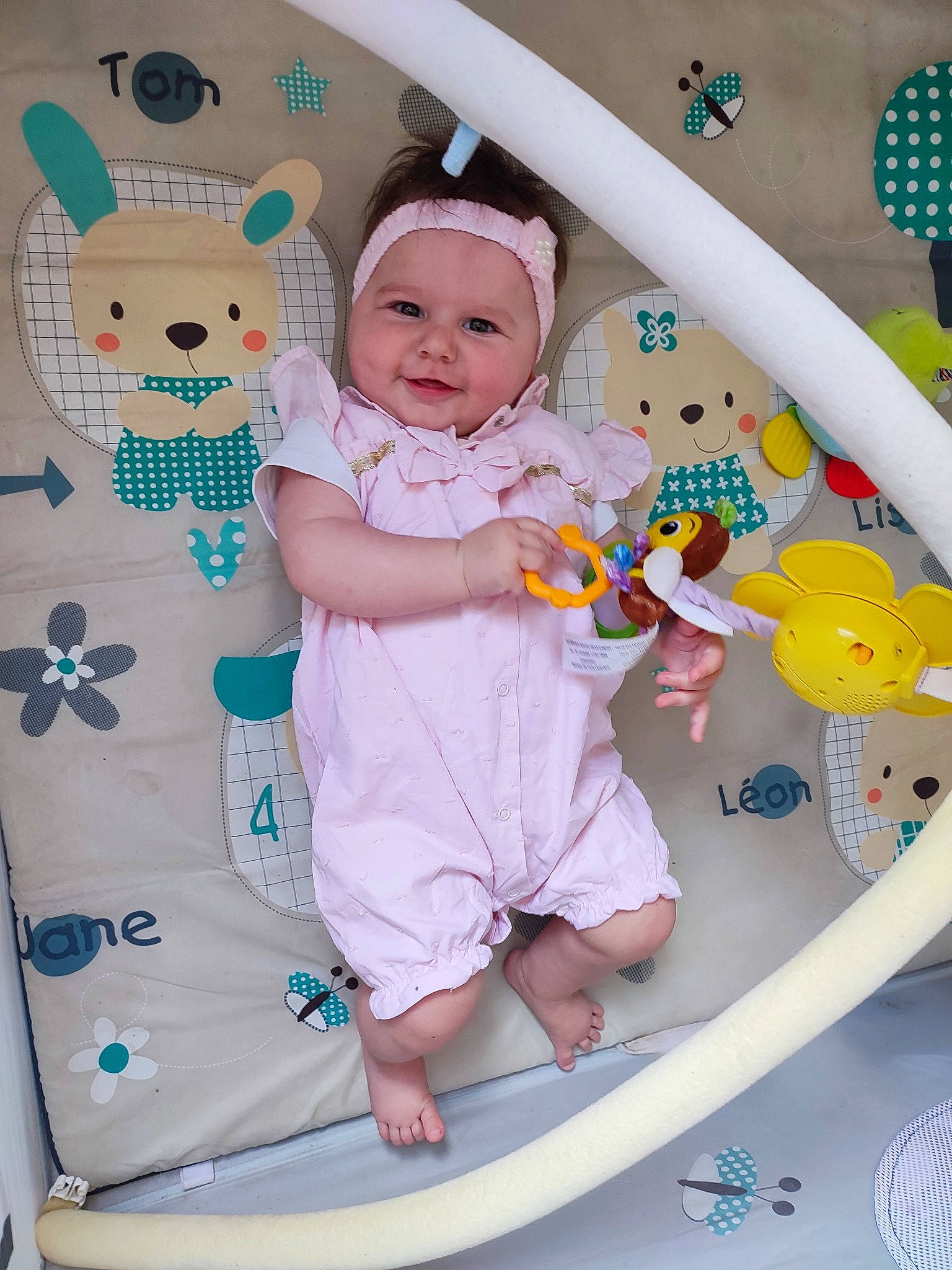 Chloé participe au concours pour gagner de l'argent avec cette photo : baby, baby_products, baby_safety, baby_toddler_clothing, baby_toys, child, circle, comfort, fun, green, happy, headwear, joy, linens, pattern, person, pink, smile, textile, toddler