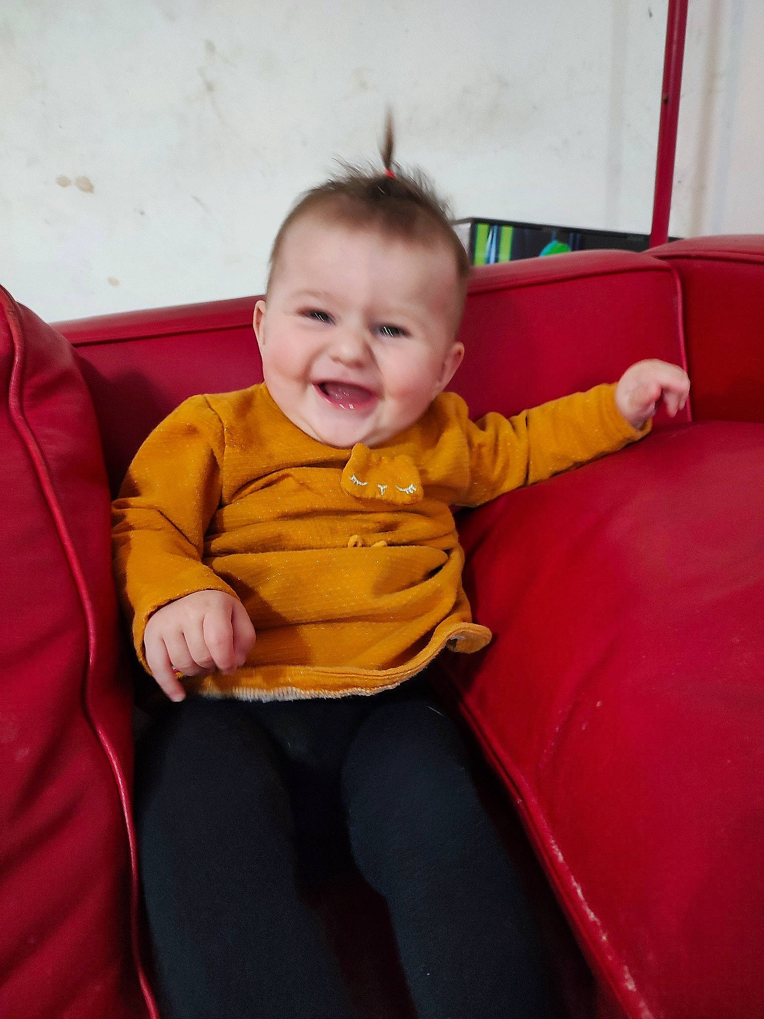 Chloé a rejoint le concours — aidez-le/la à gagner de superbes lots ! baby, baby_toddler_clothing, chair, child, chin, comfort, couch, flooring, fun, happy, joy, knee, lap, leisure, person, recreation, sitting, skin, sleeve, smile