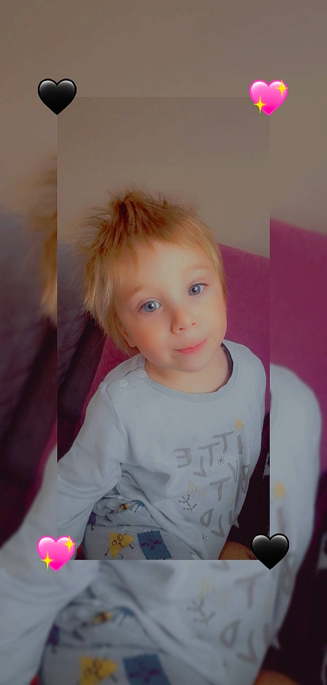 Andréas a rejoint le concours — aidez-le/la à gagner de superbes lots ! arm, baby, baby_playing_with_toys, baby_toddler_clothing, beauty, blond, cheek, child, fun, happy, iris, light_fixture, person, play, room, sitting, sleeve, t_shirt, toddler, white