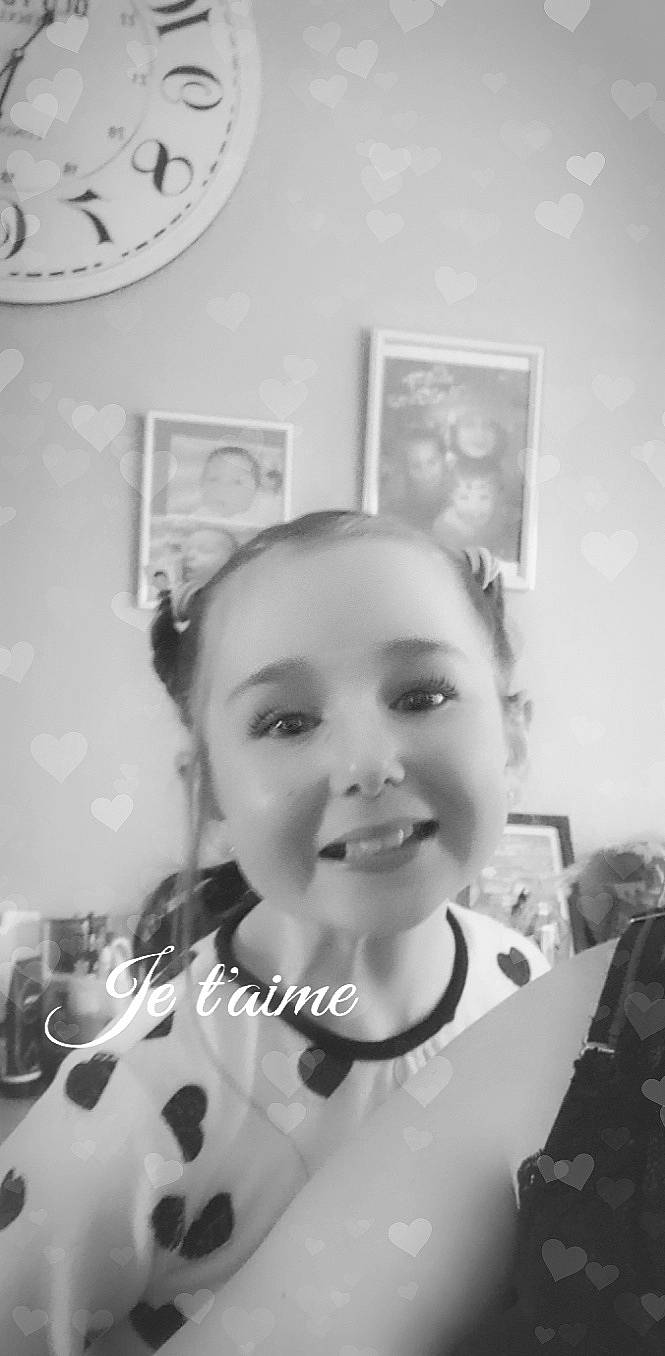 Lily-rose participe au concours pour gagner de l'argent avec cette photo : black, black_and_white, chest, child, ear, eyebrow, eyelash, fun, gesture, hairstyle, happy, jaw, joy, monochrome, monochrome_photography, mouth, person, room, smile, style