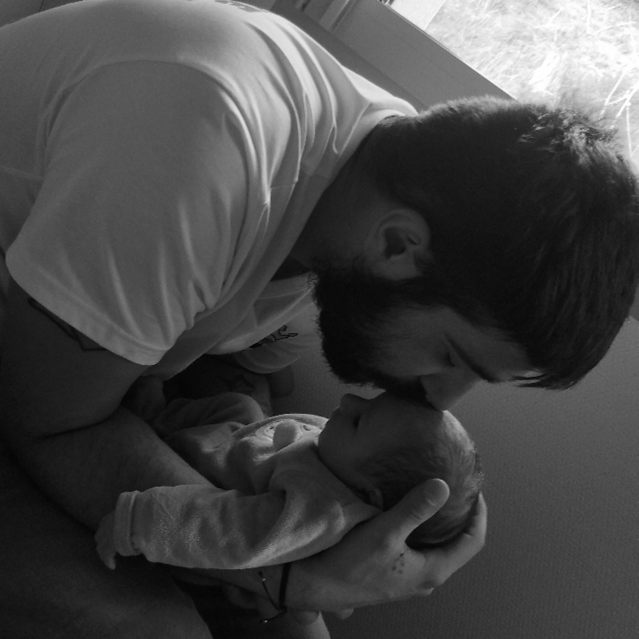 Ethann participe au concours pour gagner de l'argent avec cette photo : abdomen, baby, chest, child, comfort, elbow, flash_photography, gesture, happy, hug, human_leg, knee, love, monochrome, monochrome_photography, mouth, person, shorts, sitting, t_shirt