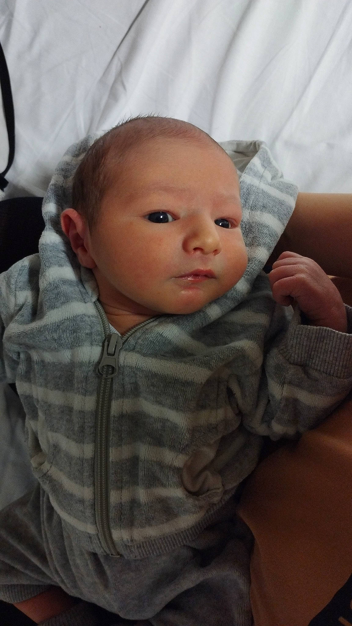 Ethann a rejoint le concours — aidez-le/la à gagner de superbes lots ! baby, baby_toddler_clothing, cheek, child, chin, comfort, eye, eyebrow, eyelash, flooring, hairstyle, linens, lip, mammal, nose, person, sitting, skin, sleeve, toddler