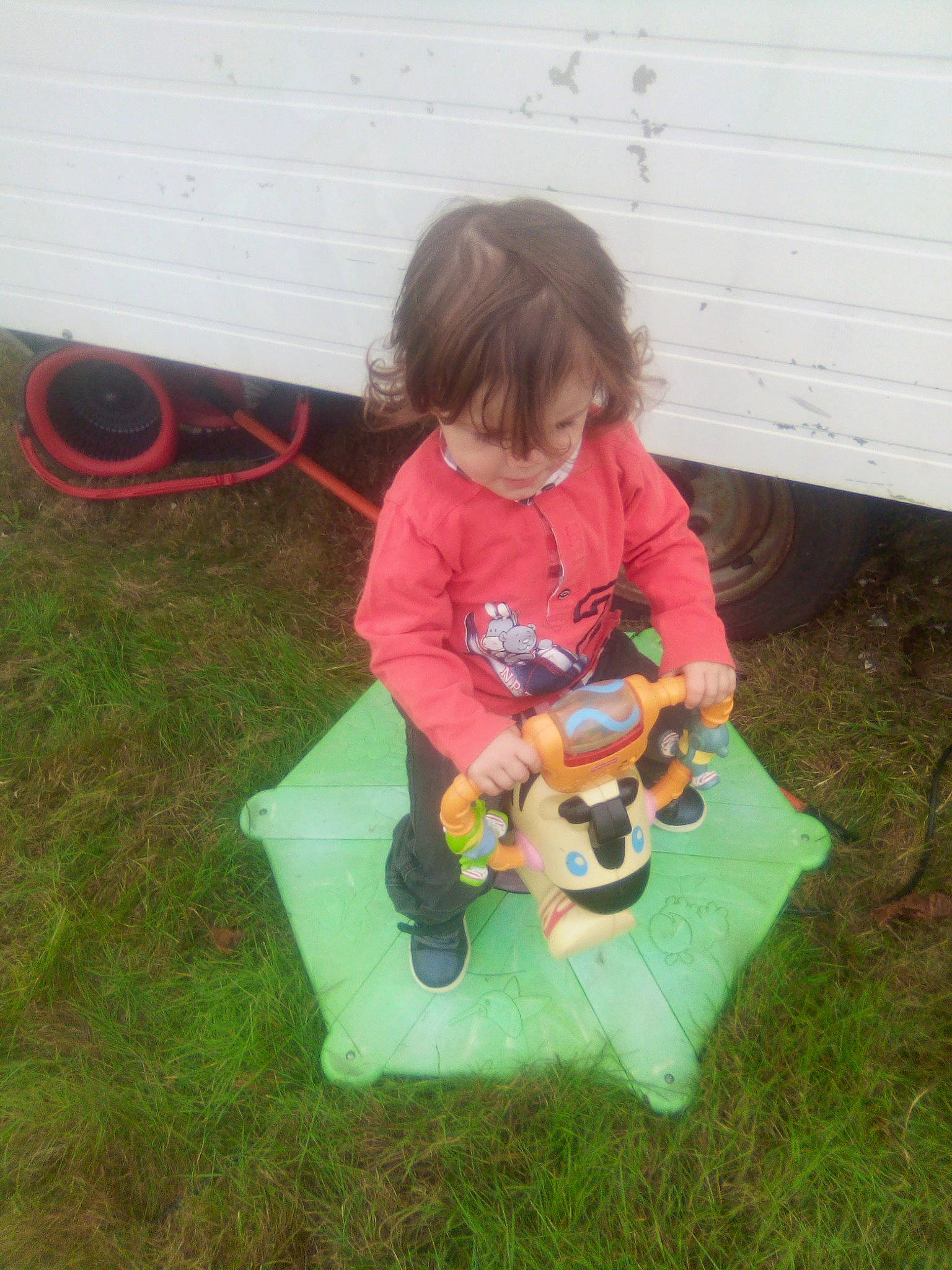 Luna a rejoint le concours — aidez-le/la à gagner de superbes lots ! baby_toddler_clothing, child, fun, grass, guitar, jeans, lawn, musical_instrument, person, plant, plucked_string_instruments, recreation, riding_toy, sitting, string_instrument, tire, toddler, toy, toy_vehicle, wheel