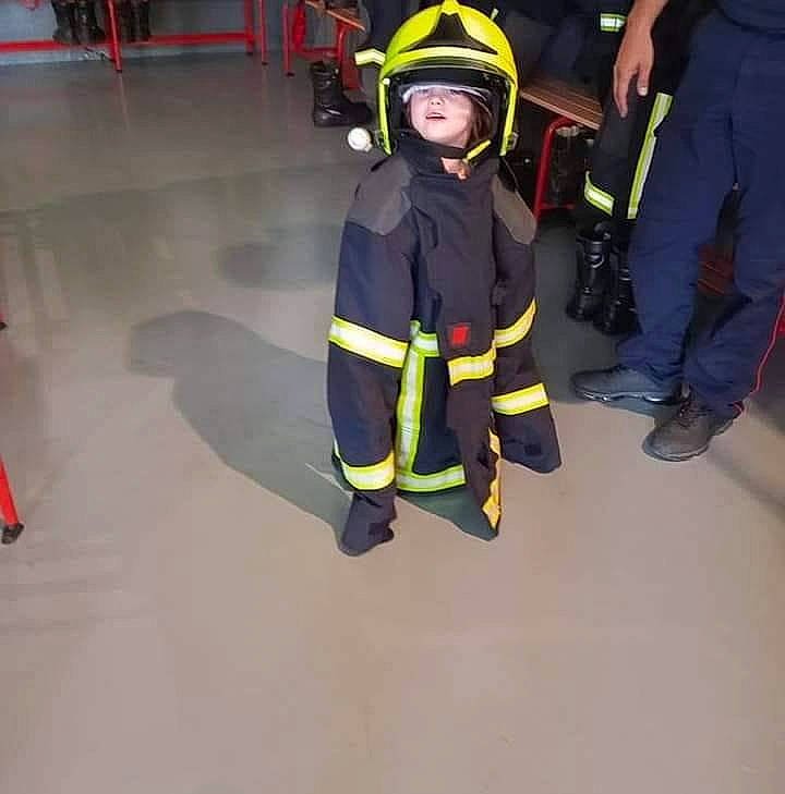 Luna a rejoint le concours — aidez-le/la à gagner de superbes lots ! asphalt, cleanliness, concrete, costume, emergency, emergency_service, event, fictional_character, fire_department, firefighter, flooring, fun, headgear, headwear, high_visibility_clothing, person, personal_protective_equipment, rescue, rescuer, service