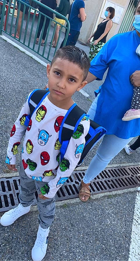 Déven a rejoint le concours — aidez-le/la à gagner de superbes lots ! blue, child, costume, electric_blue, event, fashion, fun, leisure, pattern, person, recreation, sitting, sleeve, sneakers, sportswear, standing, street, street_fashion, t_shirt, toddler