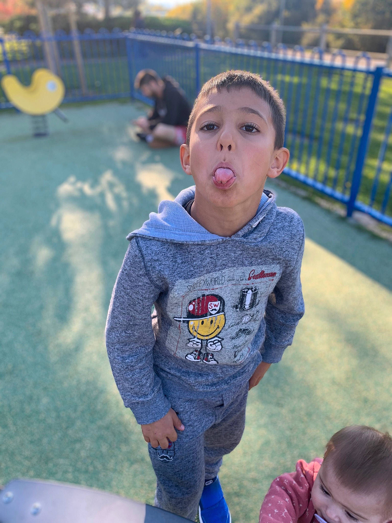 Déven participe au concours pour gagner de l'argent avec cette photo : baby_toddler_clothing, black, child, city, cool, electric_blue, fun, grass, happy, leisure, outdoor_play_equipment, person, recreation, skin, sleeve, summer, t_shirt, toddler, tree, white