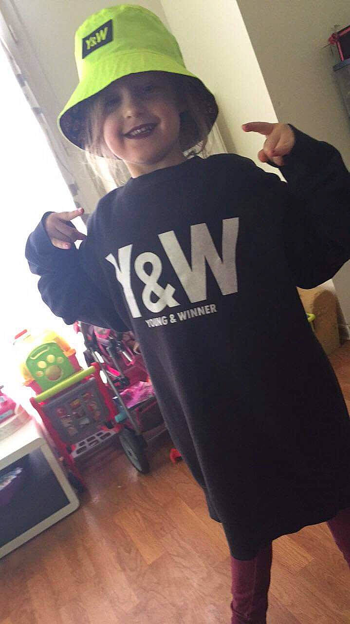 Hélèna participe au concours pour gagner de l'argent avec cette photo : cap, clothing, cool, headgear, headwear, hoodie, joy, outerwear, person, photography, selfie, sleeve, t_shirt