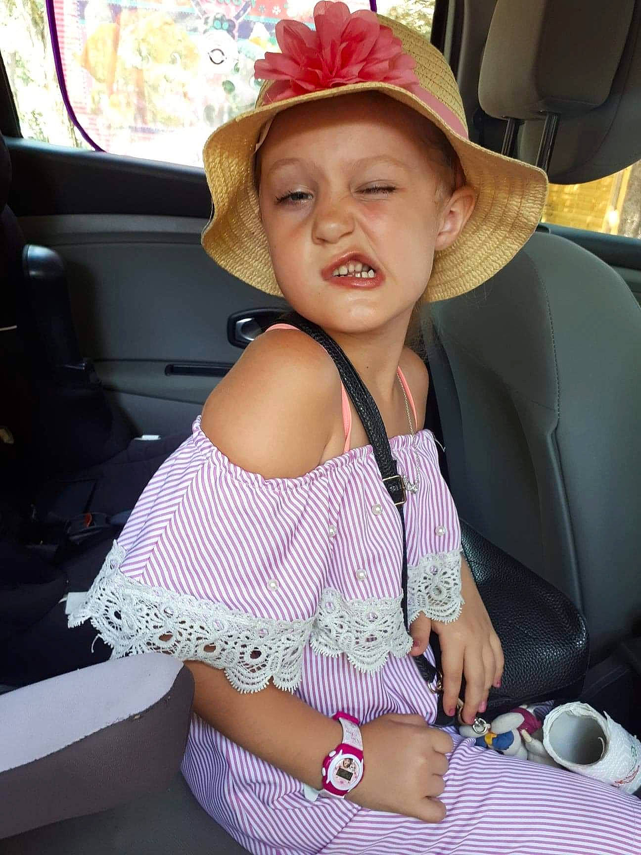 Hélèna participe au concours pour gagner de l'argent avec cette photo : car, car_seat, child, child_model, fashion_accessory, finger, fun, headgear, person, pink, smile, sun_hat, toddler, vacation