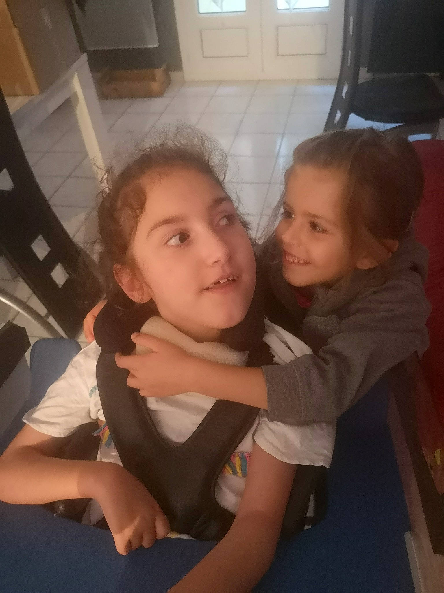 Maelyne a rejoint le concours — aidez-le/la à gagner de superbes lots ! baby, cheek, child, electronic_device, eye, fun, interaction, joy, leg, person, sitting, skin, smile, toddler, vacation