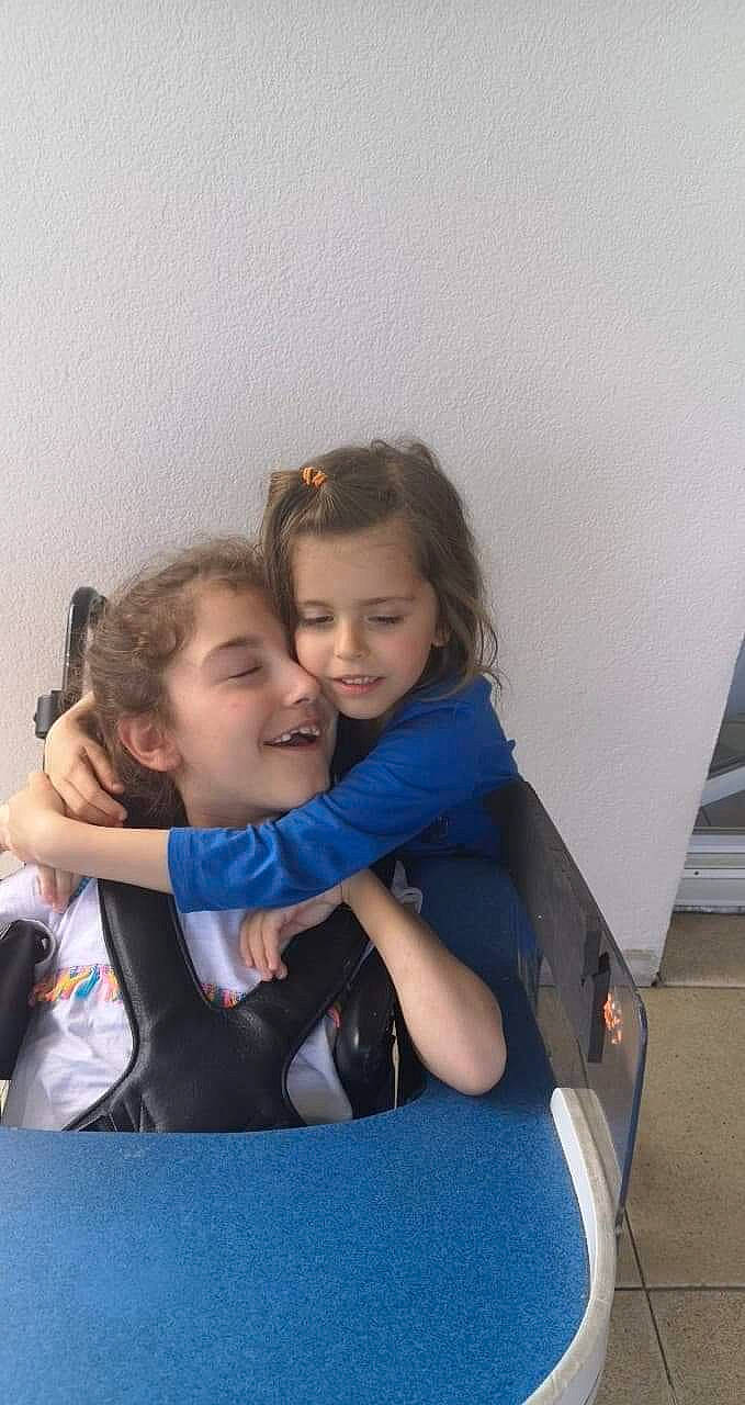 Maelyne a rejoint le concours — aidez-le/la à gagner de superbes lots ! baby, child, hug, interaction, joy, person, sibling, sitting, smile, toddler, vacation