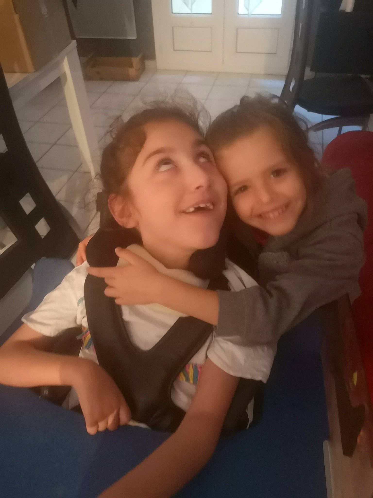 Maelyne participe au concours pour gagner de l'argent avec cette photo : cheek, child, eye, face, fun, gesture, head, interaction, joy, leg, person, selfie, sitting, skin, smile, snapshot, toddler, vacation