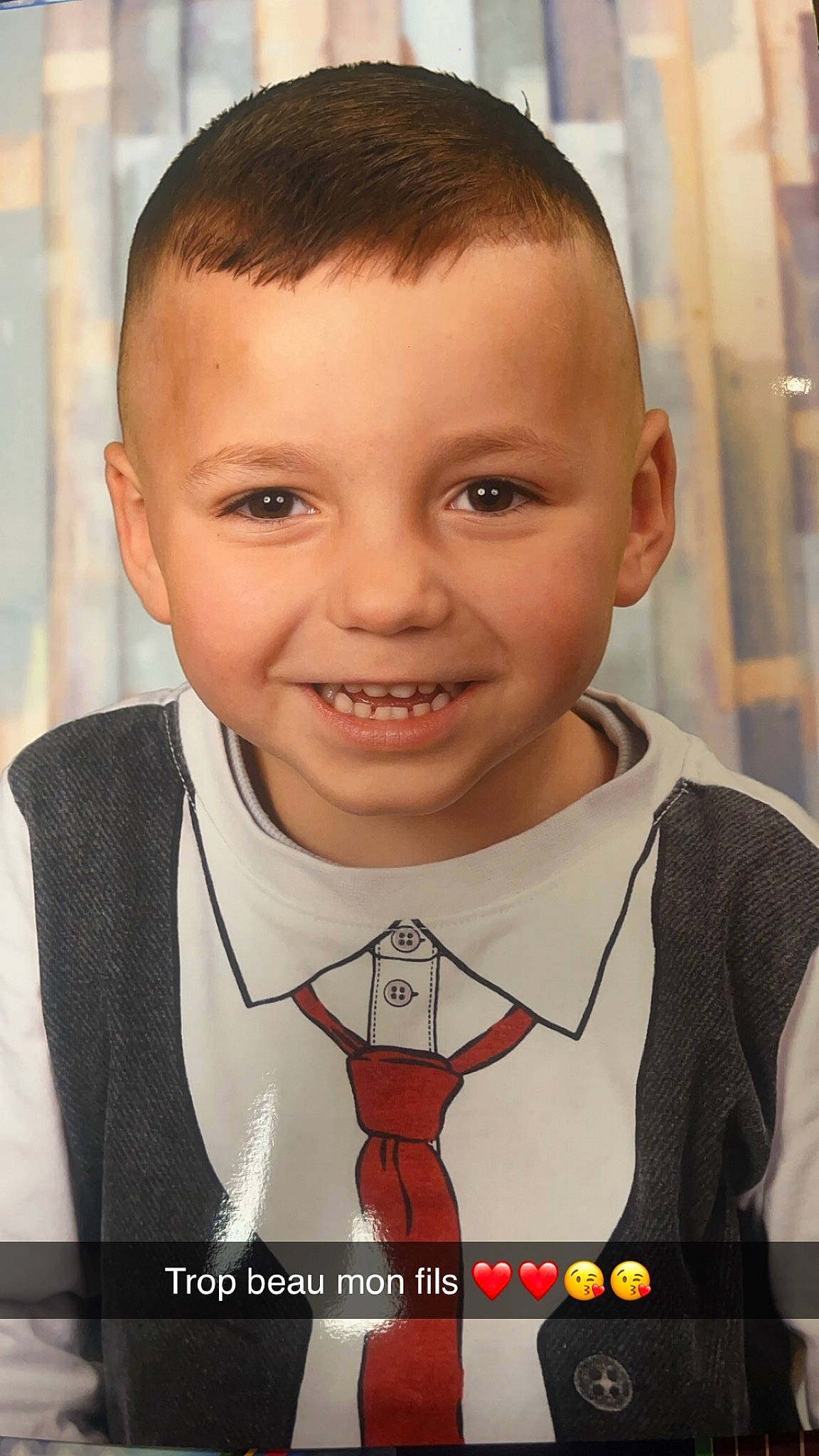 Noham participe au concours pour gagner de l'argent avec cette photo : buzz_cut, caesar_cut, cheek, child, chin, crew_cut, crop, eyelash, facial_expression, formal_wear, gesture, happy, high_and_tight, human, joy, martini_glass, people, person, sleeve, smile