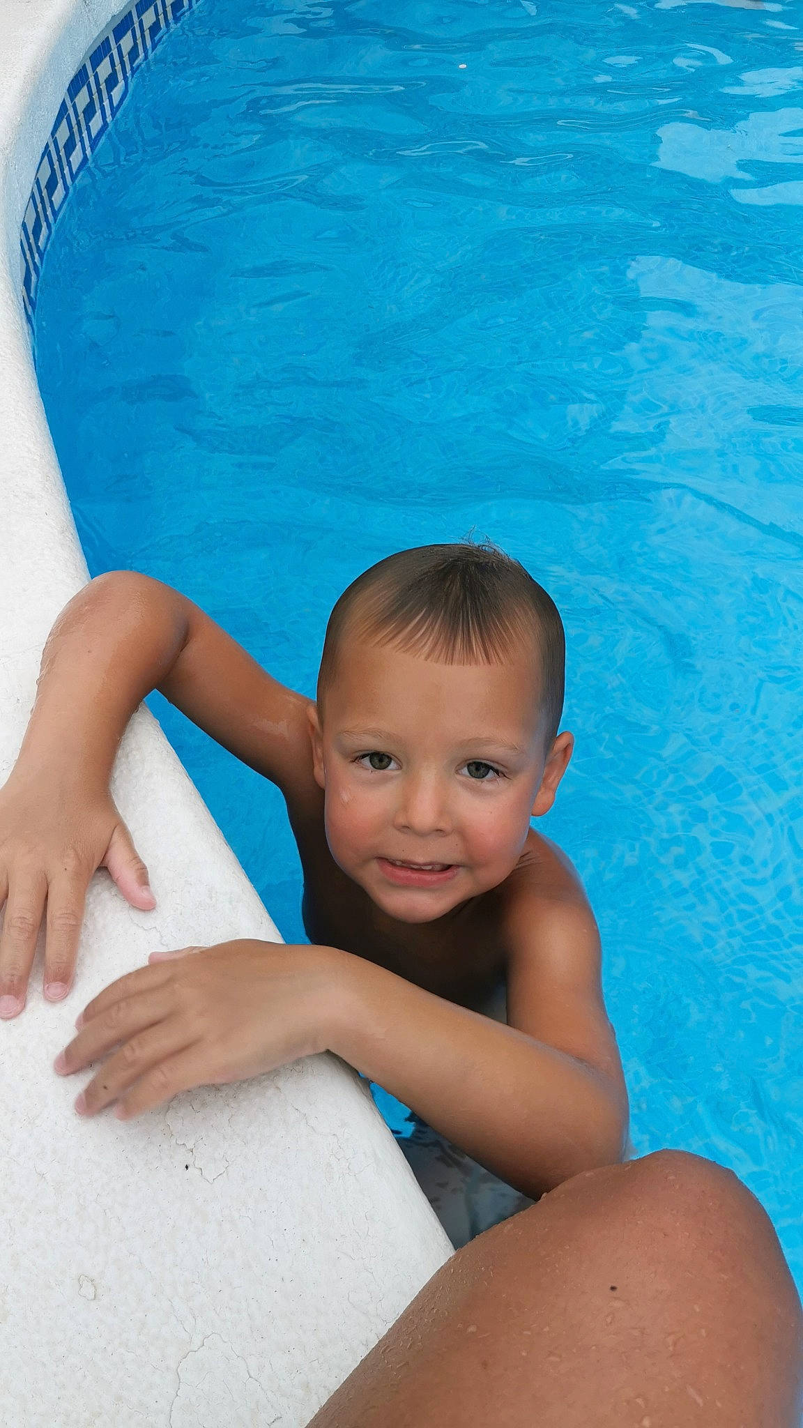 Tilyan a rejoint le concours — aidez-le/la à gagner de superbes lots ! aqua, azure, baby, beauty, blue, chest, facial_expression, fun, gesture, happy, joint, joy, leisure, muscle, person, photograph, skin, smile, summer, swimming_pool