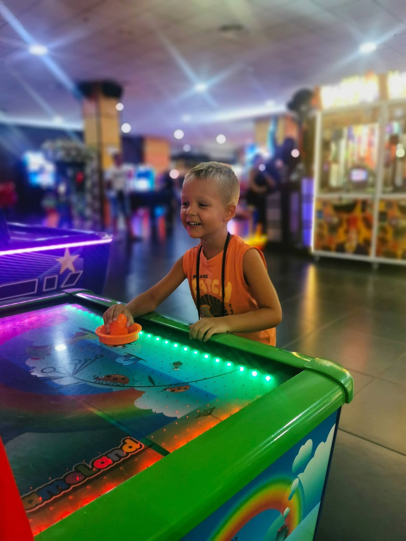 Tilyan participe au concours pour gagner de l'argent avec cette photo : arcade_game, electric_blue, electronic_device, entertainment, event, fun, gadget, gamer, games, indoor_games_and_sports, joy, leisure, machine, person, play, recreation, recreation_room, room, smile, t_shirt