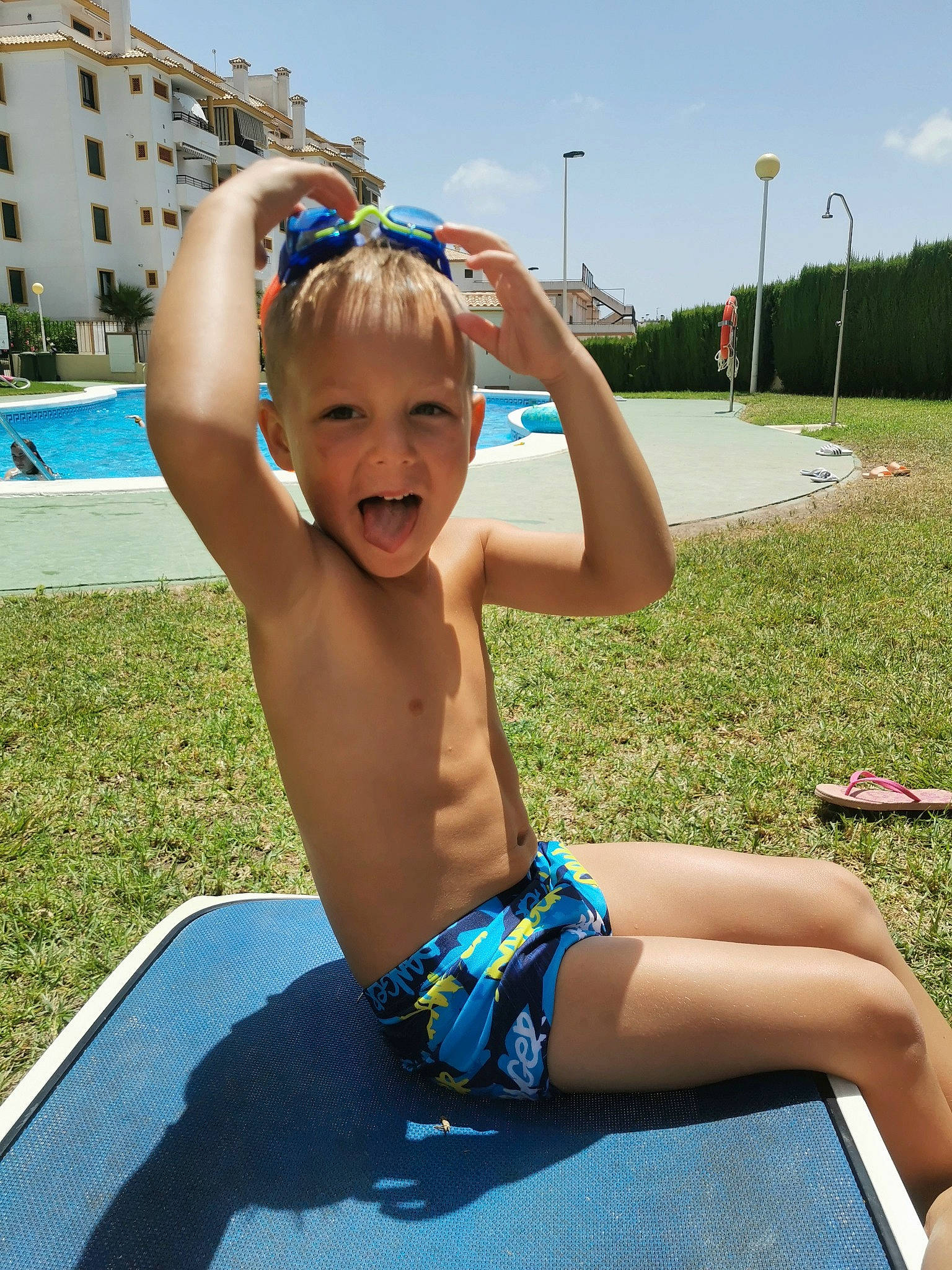 Tilyan a rejoint le concours — aidez-le/la à gagner de superbes lots ! barefoot, blue, cloud, fun, grass, happy, human_leg, knee, leisure, muscle, person, plant, recreation, sky, smile, summer, swimwear, thigh, toddler, trunk