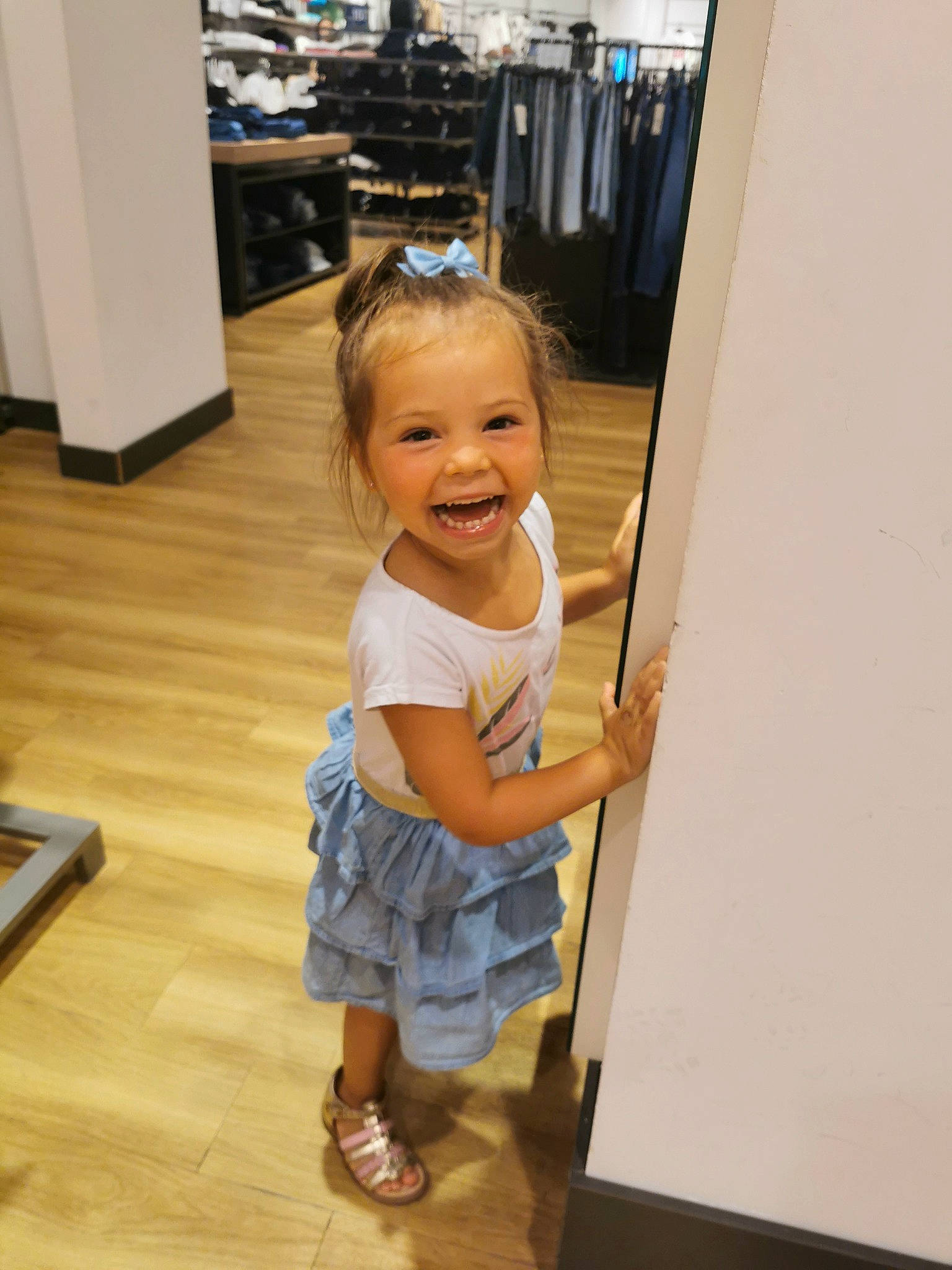 Lyia participe au concours pour gagner de l'argent avec cette photo : baby, baby_toddler_clothing, cabinetry, child, drawer, floor, flooring, fun, happy, hardwood, human_leg, joy, person, room, shelf, skin, smile, standing, toddler, varnish