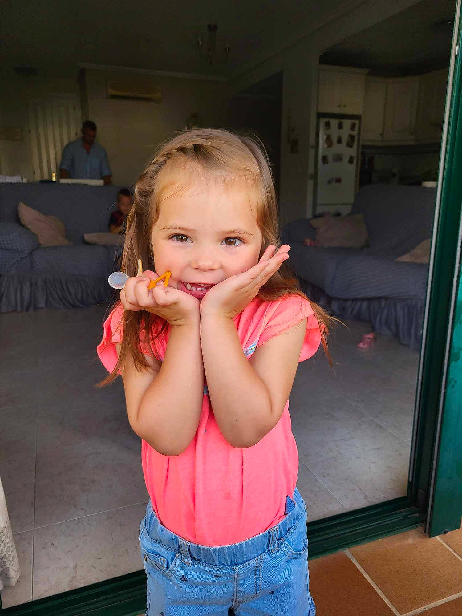 Lyia a rejoint le concours — aidez-le/la à gagner de superbes lots ! child, finger, fruit, fun, gesture, happy, jaw, jean_short, joy, lip, mouth, nail, nose, person, pink, sitting, skin, smile, standing, tableware