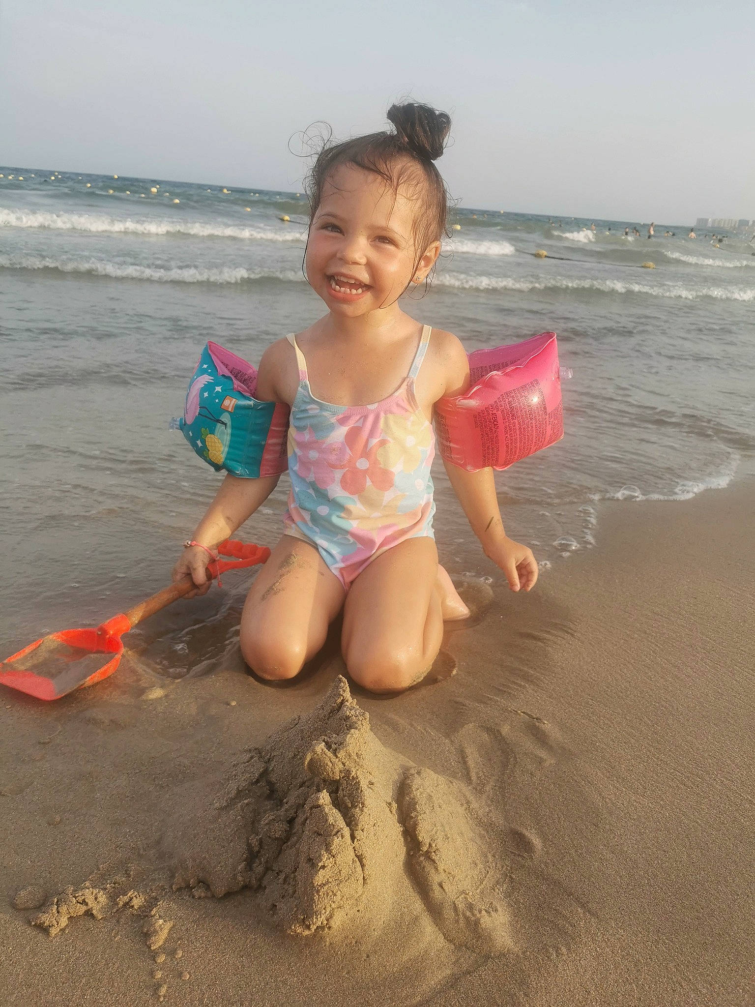 Lyia a rejoint le concours — aidez-le/la à gagner de superbes lots ! beach, coast, fun, happy, holiday, joy, leg, leisure, ocean, people_in_nature, people_on_beach, person, play, recreation, sand, shore, sky, smile, swimwear, toddler