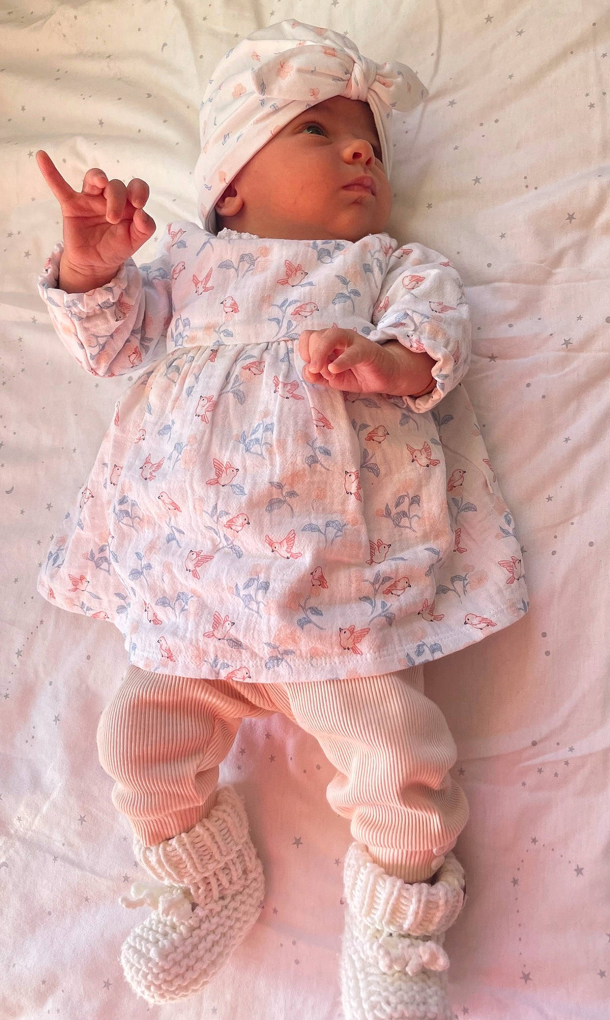 Jade participe au concours pour gagner de l'argent avec cette photo : baby, baby_products, baby_safety, baby_sleeping, baby_toddler_clothing, cap, child, comfort, finger, hat, headgear, headwear, linens, pattern, peach, person, pink, skin, sleeve, textile
