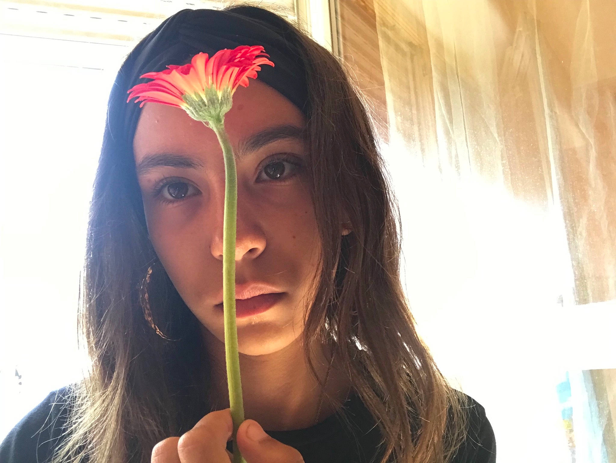 Kaina a rejoint le concours — aidez-le/la à gagner de superbes lots ! beauty, black_hair, brown_hair, cool, eye, eyebrow, face, flower, forehead, hair, hand, head, headgear, joy, lip, long_hair, mouth, nose, person, photography