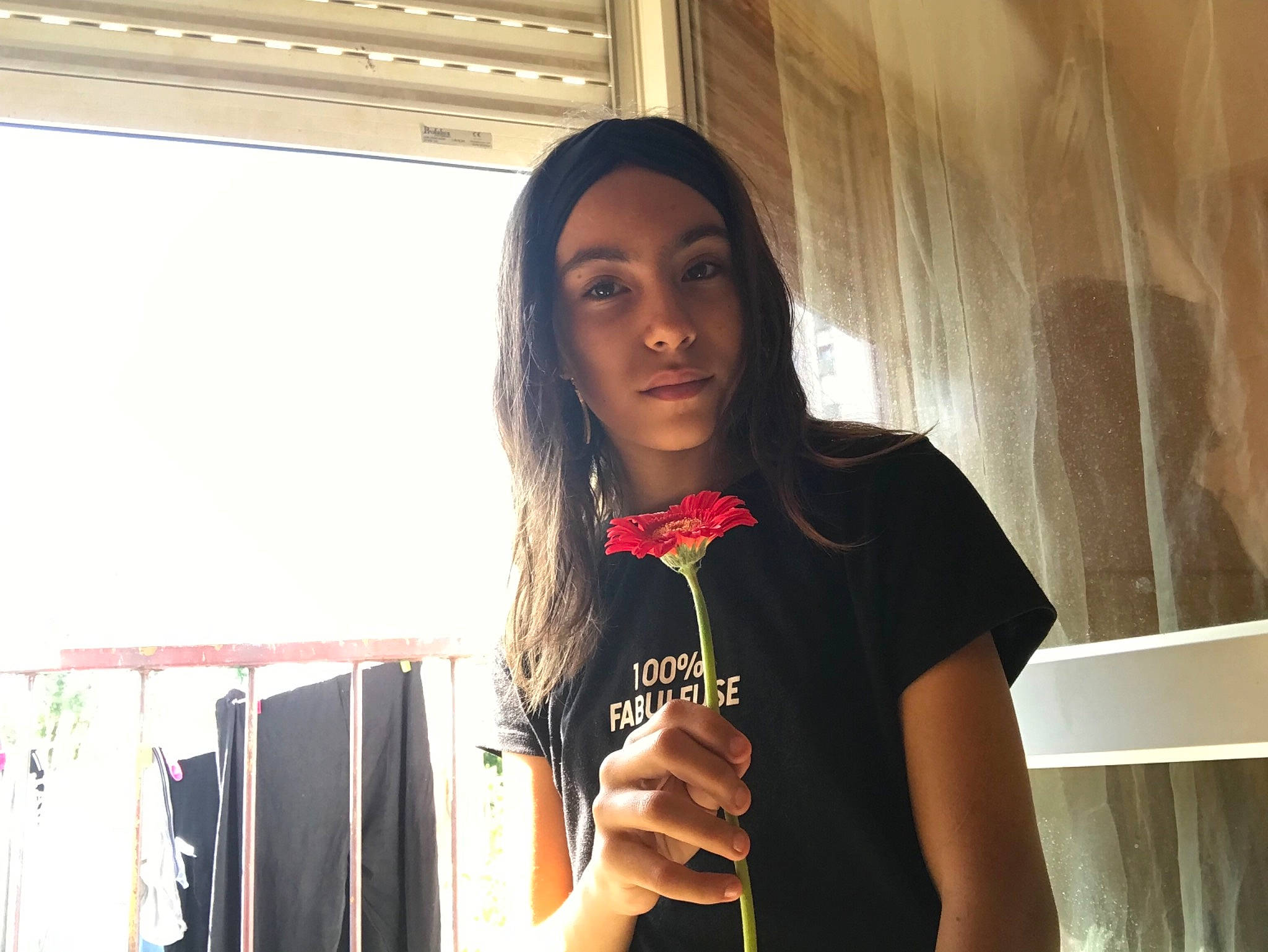 Kaina participe au concours pour gagner de l'argent avec cette photo : black_hair, cool, fashion_accessory, happy, lip, long_hair, person, photography, selfie, smile, t_shirt, top