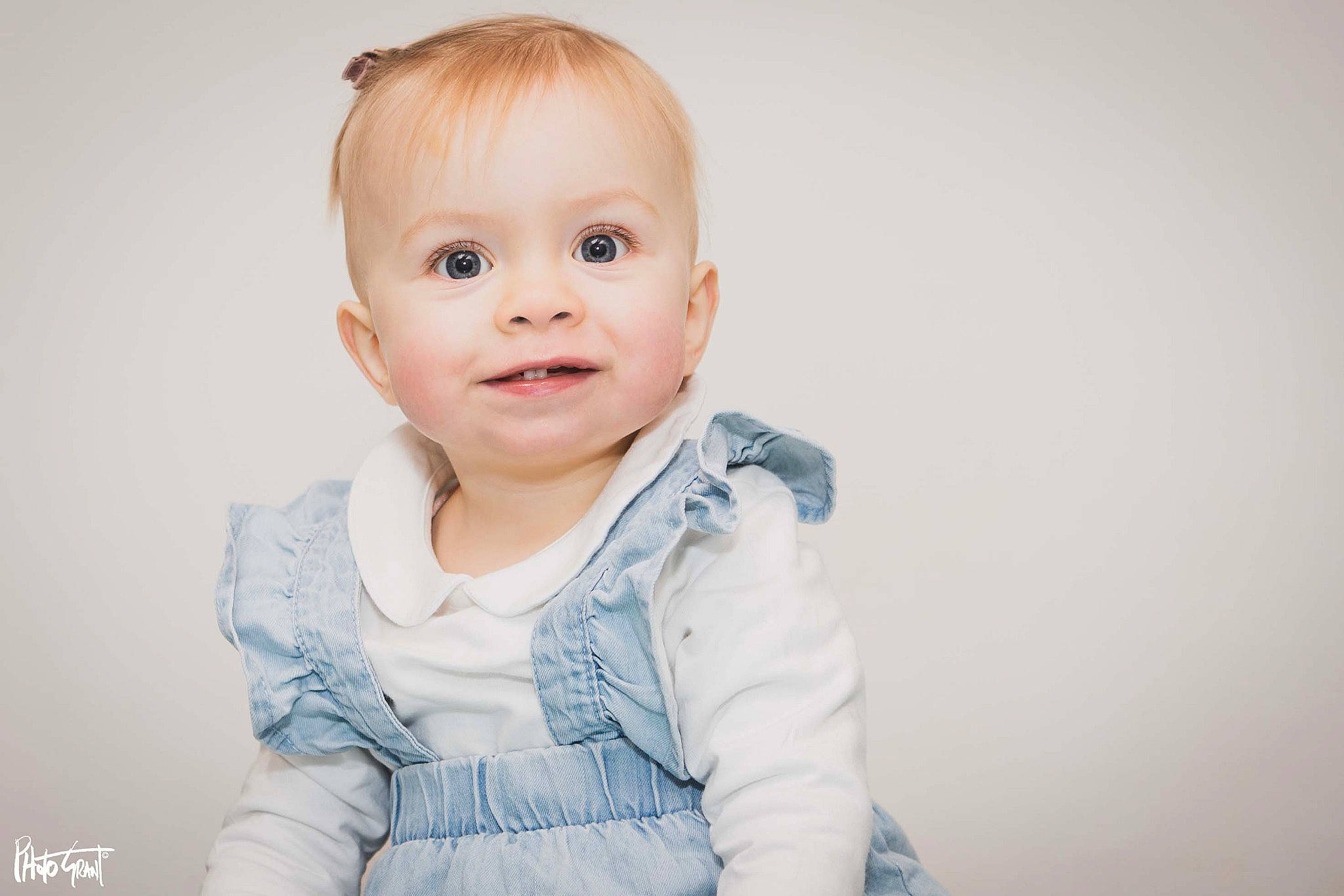 Garance a rejoint le concours — aidez-le/la à gagner de superbes lots ! baby, baby_toddler_clothing, blond, cheek, chin, clothing, collar, electric_blue, eyebrow, flash_photography, fun, gesture, happy, iris, lip, neck, person, sitting, sleeve, smile