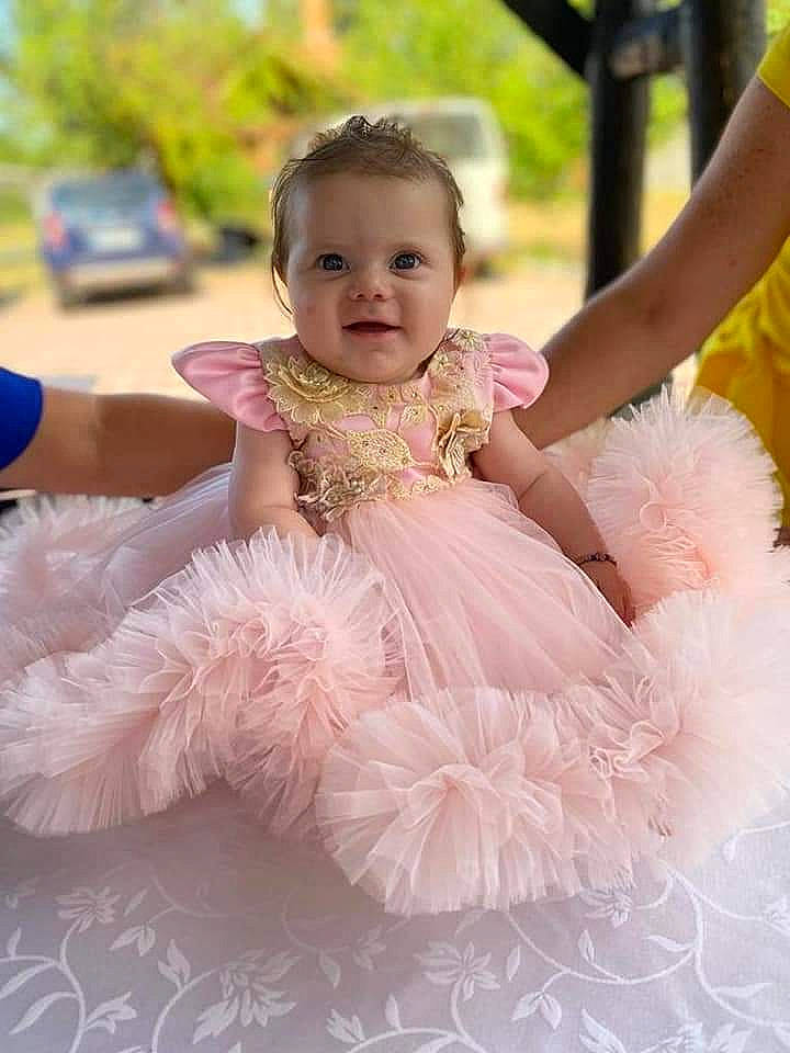 Alice a rejoint le concours — aidez-le/la à gagner de superbes lots ! baby, baby_toddler_clothing, ballet_tutu, beauty, child, dress, event, flash_photography, fun, grass, happy, leisure, magenta, peach, people_in_nature, person, pink, ruffle, sitting, smile