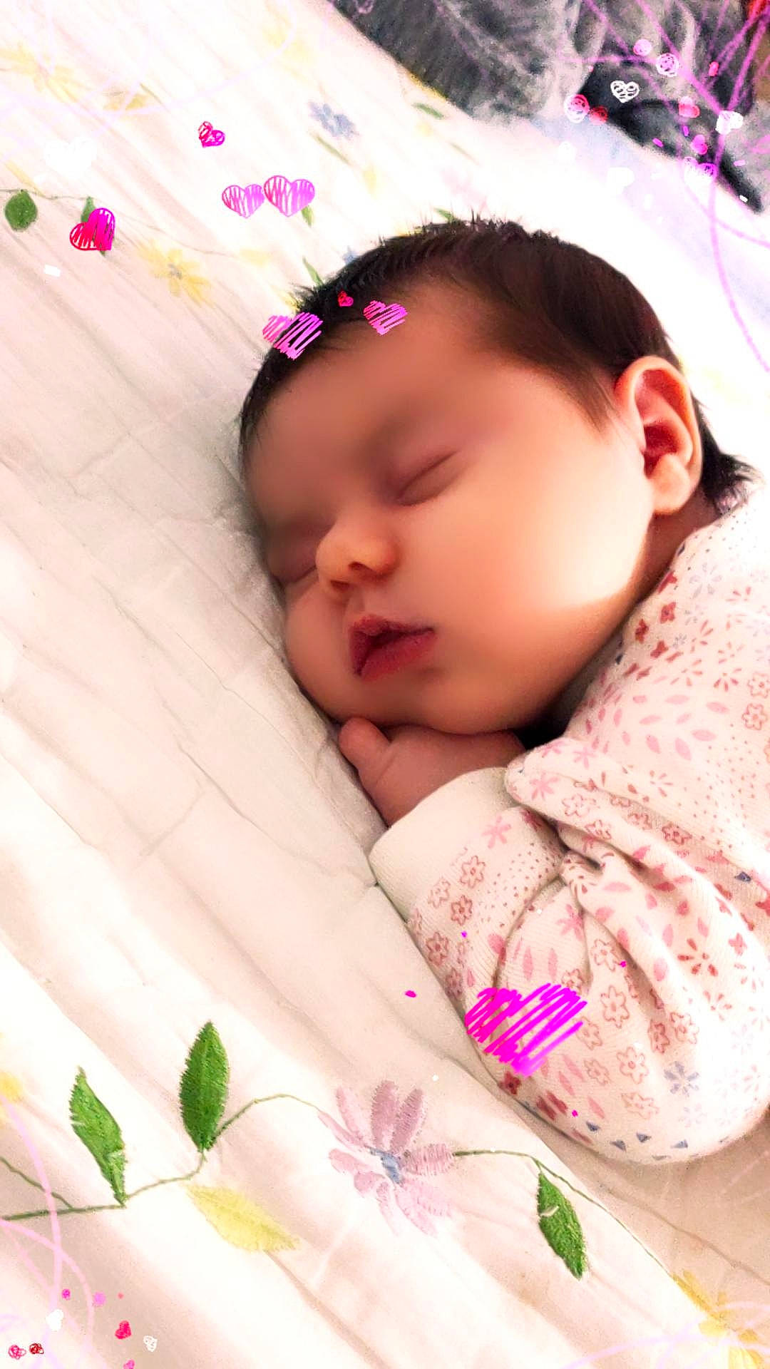 Alice a rejoint le concours — aidez-le/la à gagner de superbes lots ! baby, baby_toddler_clothing, cheek, chin, comfort, eye, eyelash, face, facial_expression, happy, lip, nose, person, petal, pink, product, skin, sleeve, textile, toddler