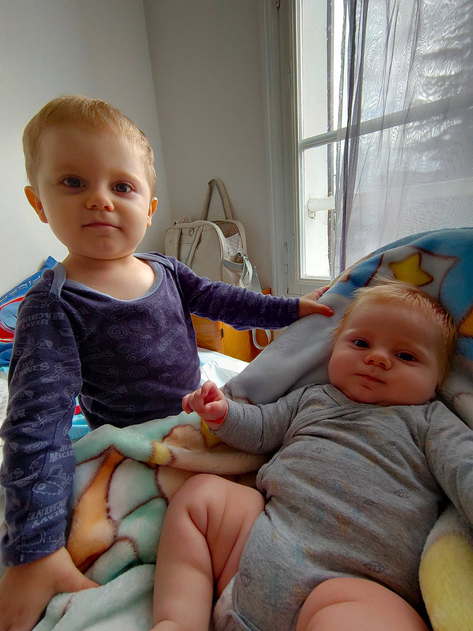 Kévin a rejoint le concours — aidez-le/la à gagner de superbes lots ! baby, baby_products, cheek, child, ear, finger, people, person, sibling, sitting, skin, toddler