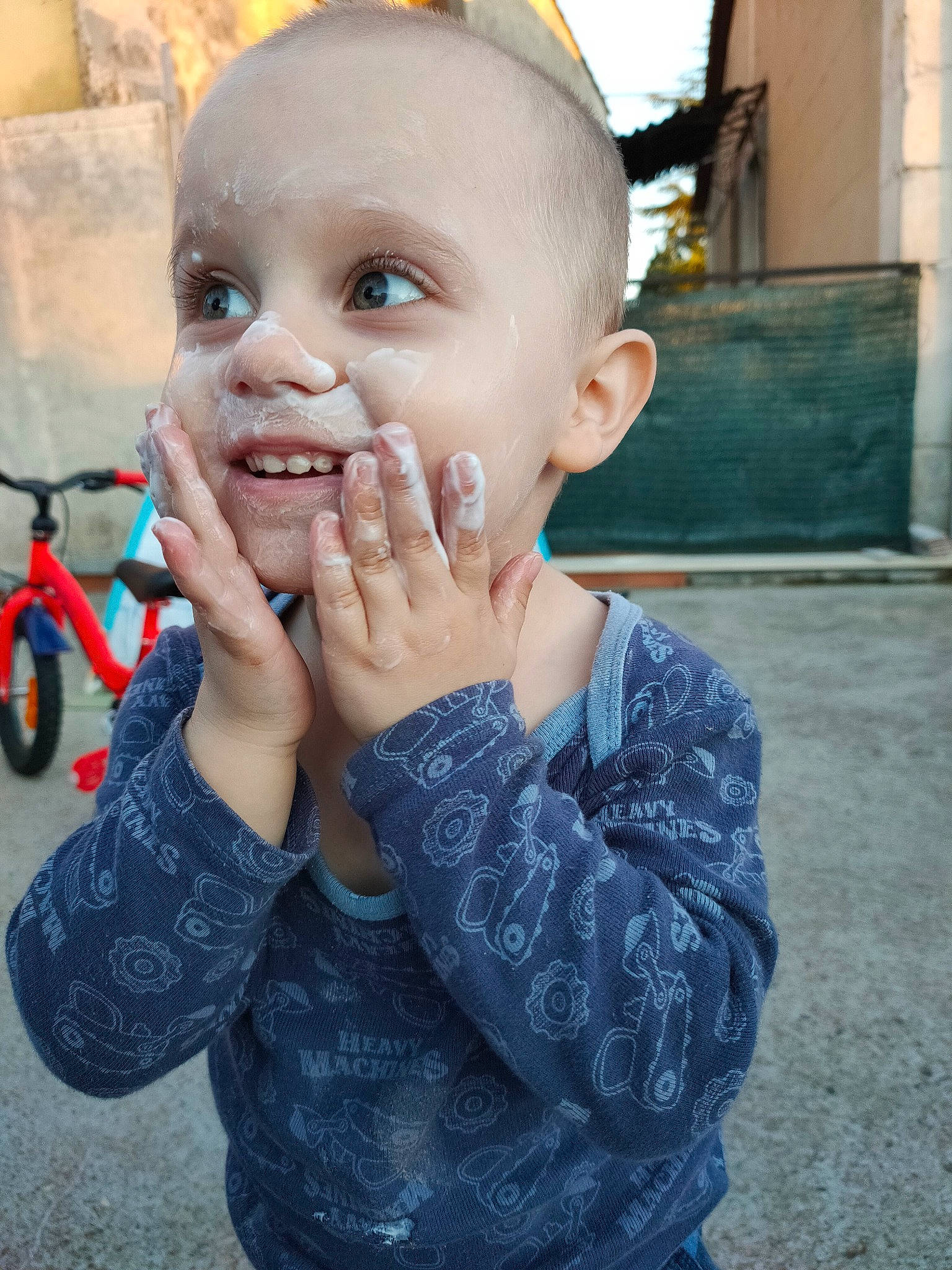 Kévin participe au concours pour gagner de l'argent avec cette photo : cheek, child, ear, eye, face, finger, forehead, gesture, hand, head, nose, person, smile, toddler