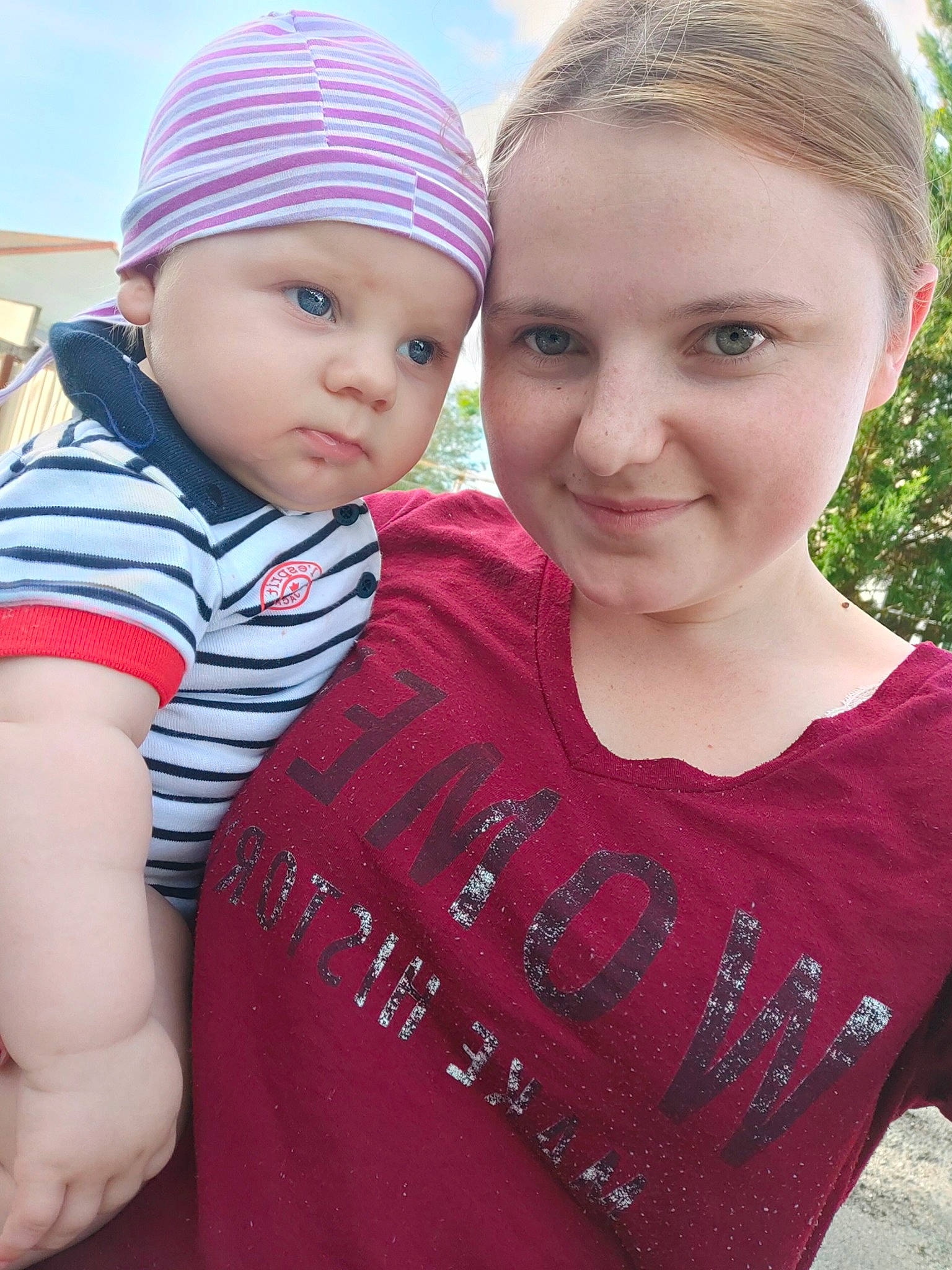 Sébastien a rejoint le concours — aidez-le/la à gagner de superbes lots ! blond, cheek, child, face, fun, happy, head, headgear, headwear, joy, lip, magenta, outerwear, people, person, pink, sibling, skin, smile, t_shirt