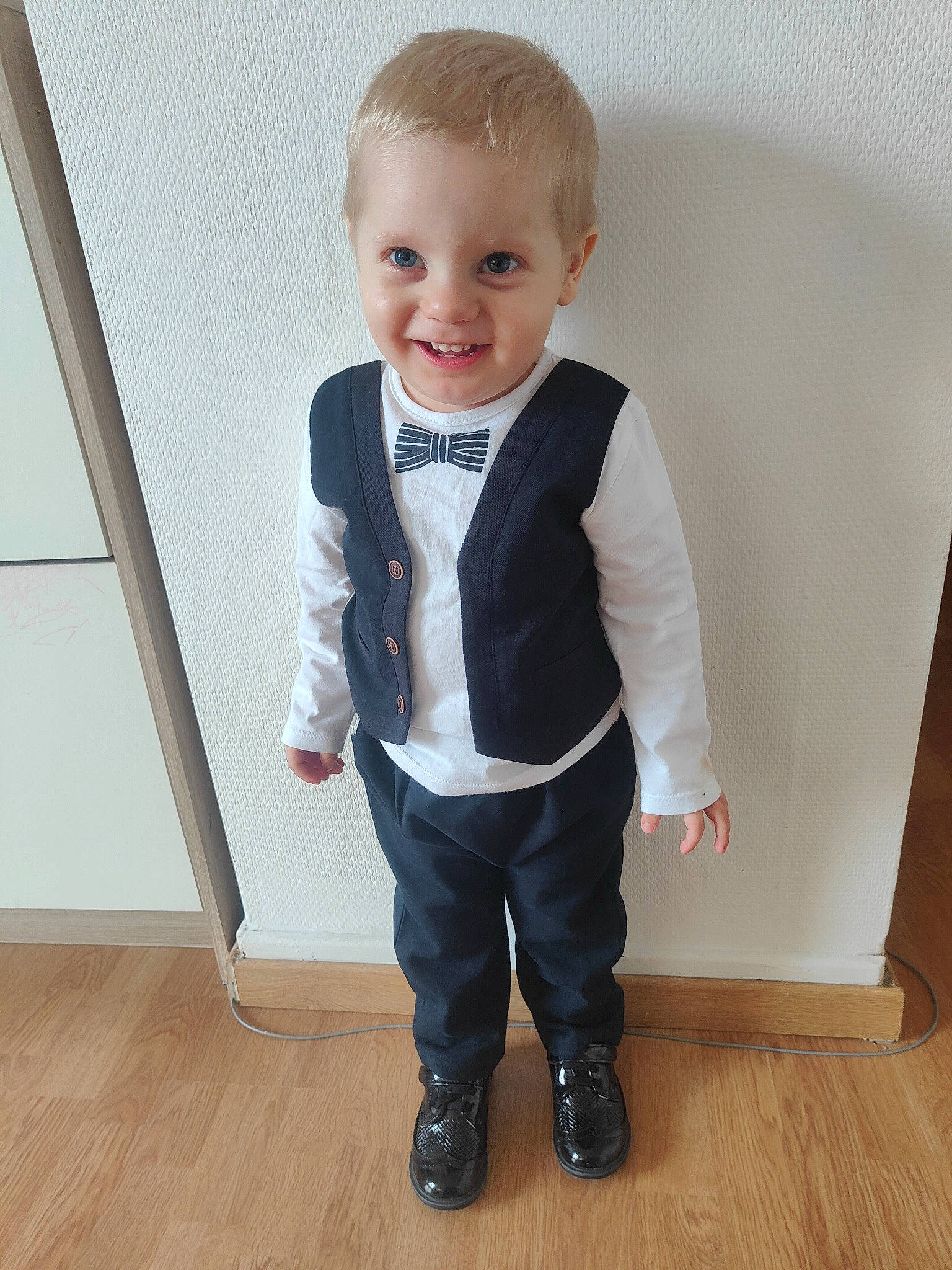 Sébastien a rejoint le concours — aidez-le/la à gagner de superbes lots ! baby_toddler_clothing, clothing, collar, denim, dress_shirt, face, floor, flooring, hair, head, jeans, joy, outerwear, person, product, skin, sleeve, smile, t_shirt, toddler