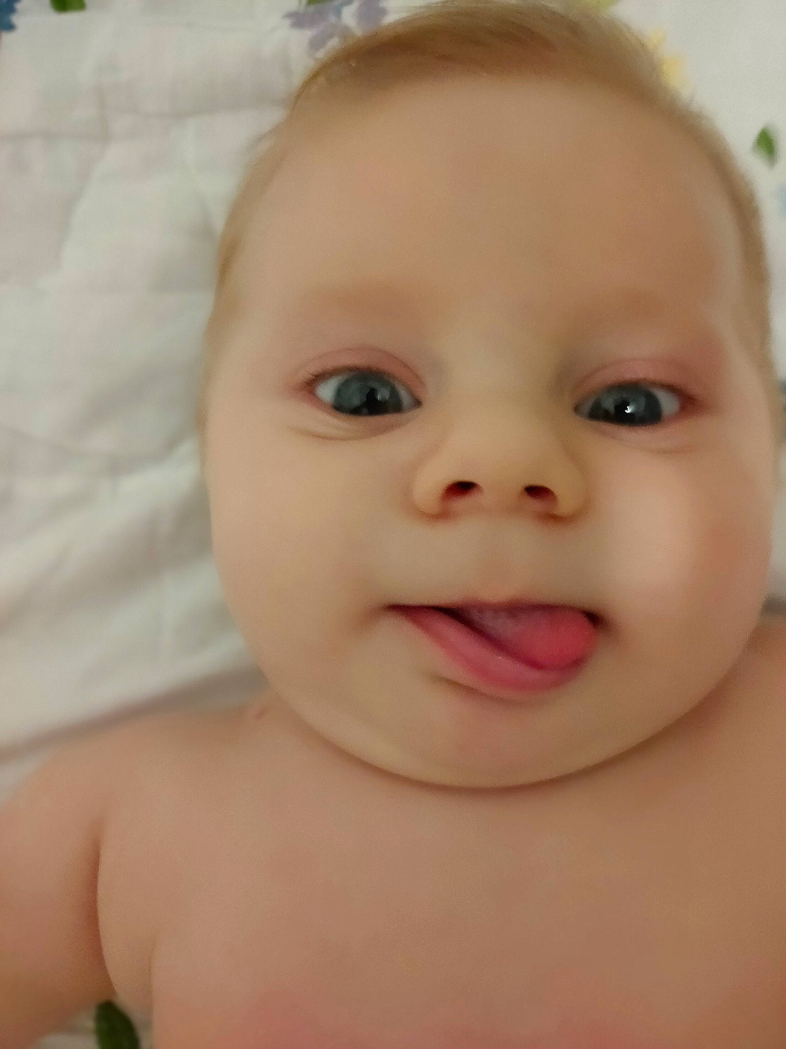 Sébastien participe au concours pour gagner de l'argent avec cette photo : baby, baby_making_funny_faces, beauty, cheek, child, chin, close_up, eye, eyebrow, face, facial_expression, forehead, head, lip, mouth, nose, organ, person, skin, smile