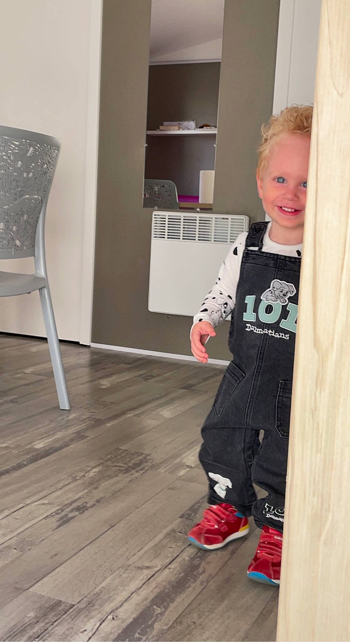 Anthony participe au concours pour gagner de l'argent avec cette photo : baby, baby_toddler_clothing, chair, child, fashion_design, floor, flooring, hardwood, joy, knee, laminate_flooring, person, room, sleeve, smile, standing, t_shirt, toddler, varnish, wood