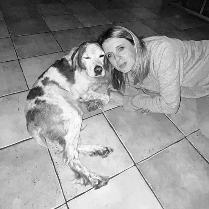 Gucci Carlier a rejoint le concours — aidez-le/la à gagner de superbes lots ! animal, animal_portrait, black_and_white, casual, casual_clothing, companion, dog, domestic, floor, friendship, indoor, long_hair, lying_down, pet, portrait, relaxed, resting, tile_floor, tiled_floor, woman