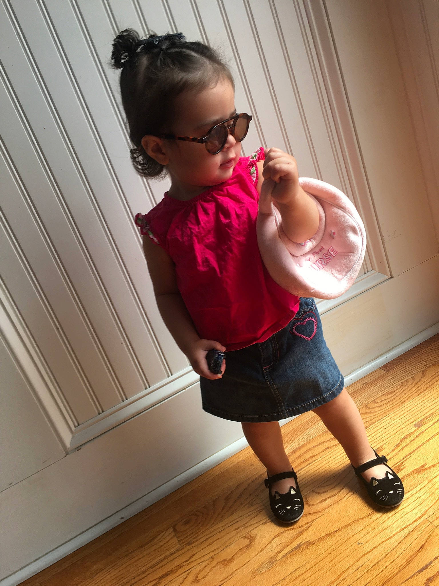 Daniela is registered to the contest to win money with this photo: arm, child, finger, footwear, glasses, leg, magenta, muscle, person, pink, play, shoe, shoulder, standing, t_shirt, toddler