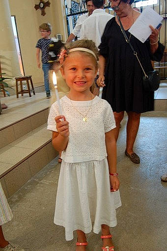 Jade participe au concours pour gagner de l'argent avec cette photo : child, dress, embellishment, event, fashion_design, flooring, formal_wear, fun, gesture, happy, headwear, jewellery, joy, necklace, person, sandal, shoulder, skin, smile, temple