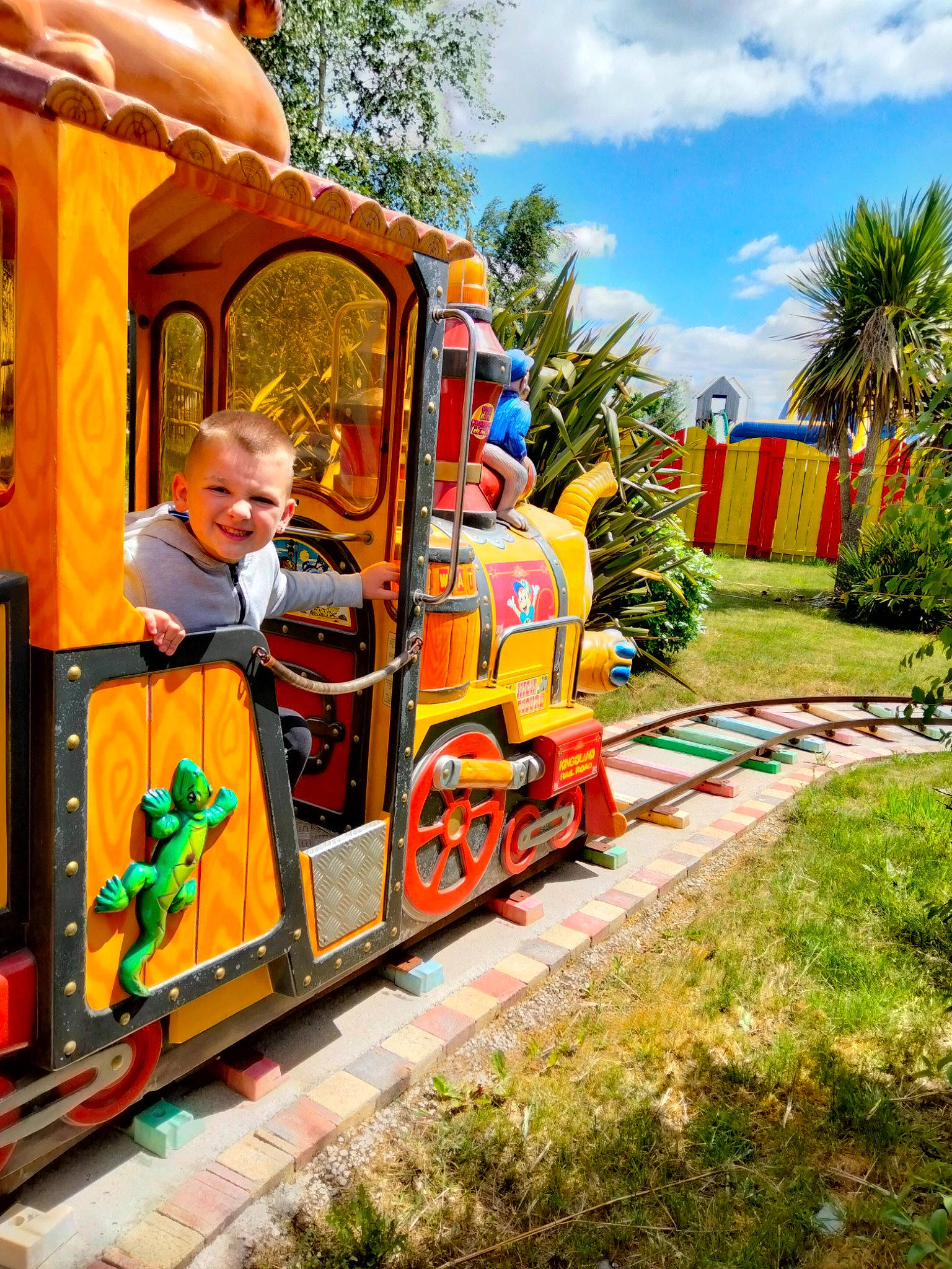 Kelyan a rejoint le concours — aidez-le/la à gagner de superbes lots ! auto_part, cloud, fun, joy, leisure, locomotive, motor_vehicle, palm_tree, person, plant, public_space, public_transport, railroad_car, railway, rolling, rolling_stock, sky, track, train, travel