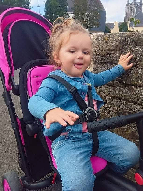 Keyssie a rejoint le concours — aidez-le/la à gagner de superbes lots ! auto_part, baby_carriage, beauty, child, comfort, electric_blue, facial_expression, fun, grass, happy, jeans, lap, leisure, person, plant, public_space, skin, smile, toddler, travel