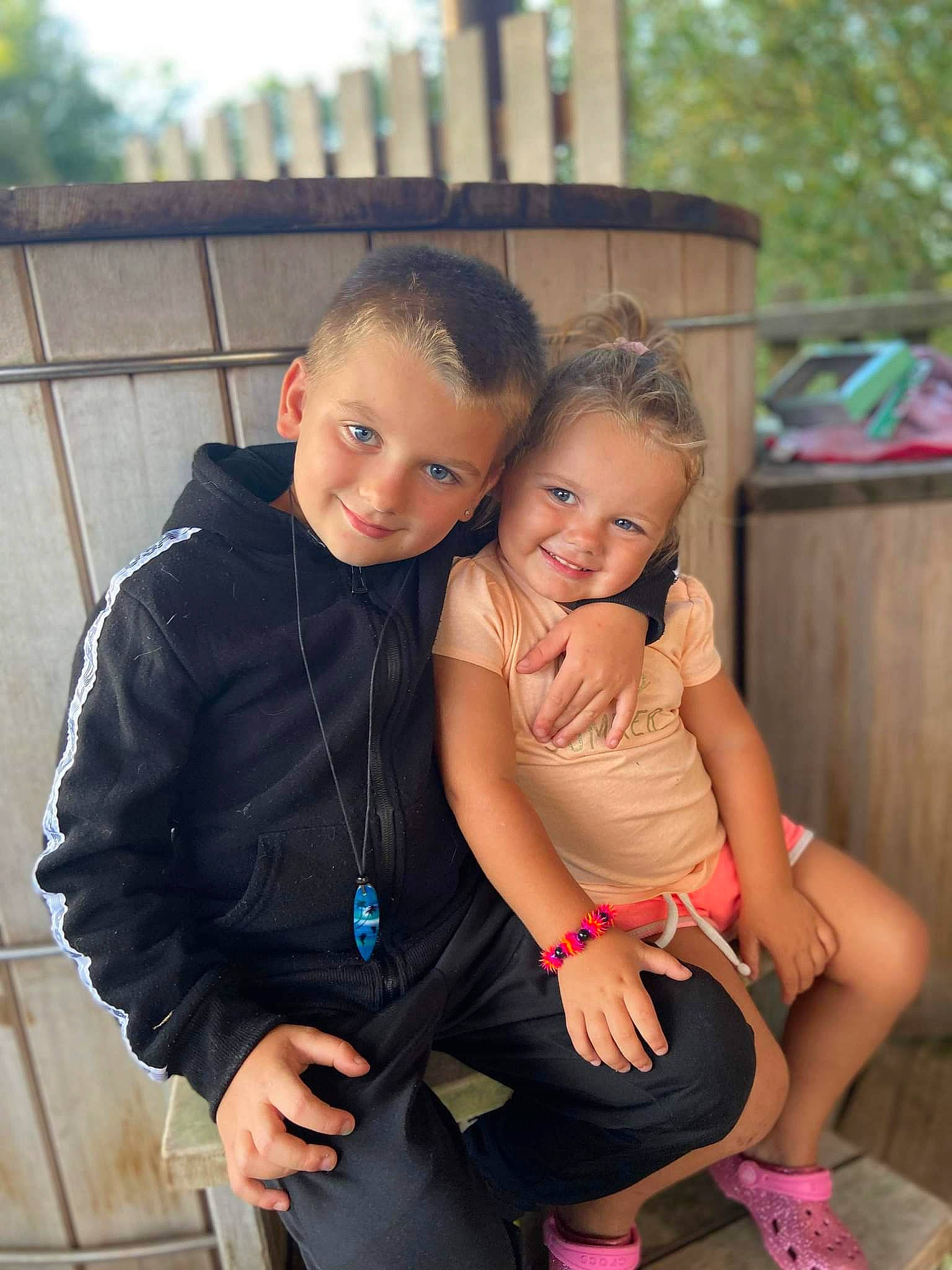 Keyssie participe au concours pour gagner de l'argent avec cette photo : arm, child, face, flash_photography, friendship, fun, grass, happy, head, human_body, joy, lap, leisure, person, pink, shoulder, skin, smile, t_shirt, thigh