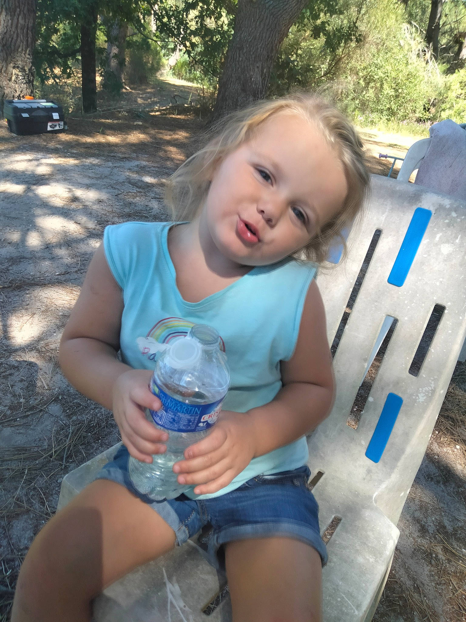 Keyssie participe au concours pour gagner de l'argent avec cette photo : bottled_water, clothing, cool, drinking_water, drinkware, facial_expression, finger, grass, happy, leisure, morning, natural_environment, nature, people_in_nature, person, plant, plastic_bottle, shorts, summer, sunlight