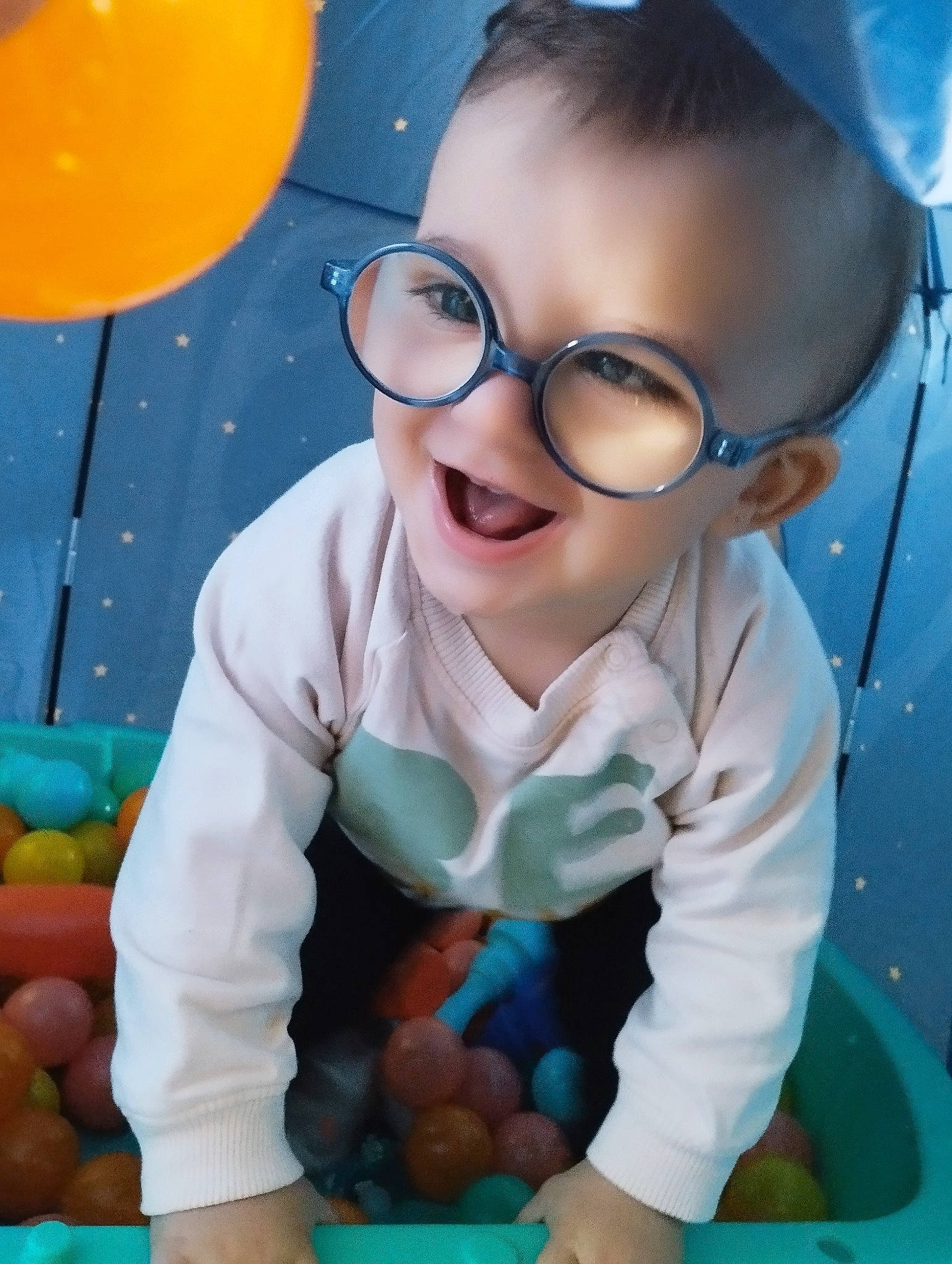 Giovanni a rejoint le concours — aidez-le/la à gagner de superbes lots ! baby, balloon, baseball_cap, blue, cap, child, electric_blue, eyewear, flash_photography, fun, glasses, happy, joy, leisure, person, photograph, play, recreation, smile, snapshot